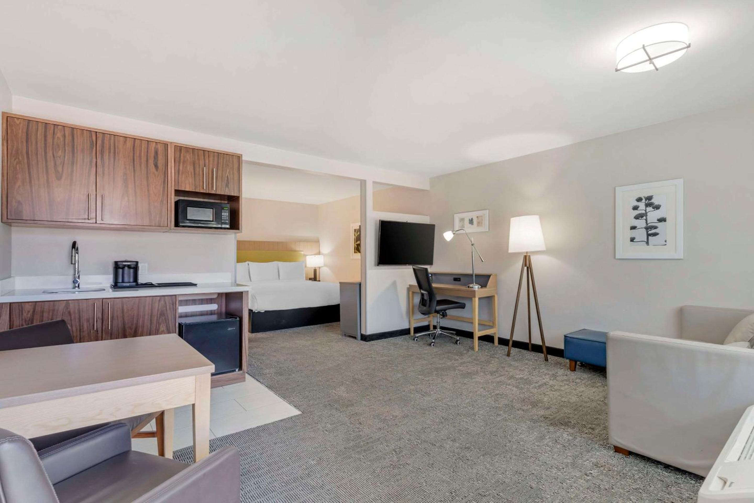 Vallejo Vacations - Country Inn Suites by Radisson, Vallejo Napa Valley, CA - Property Image 61