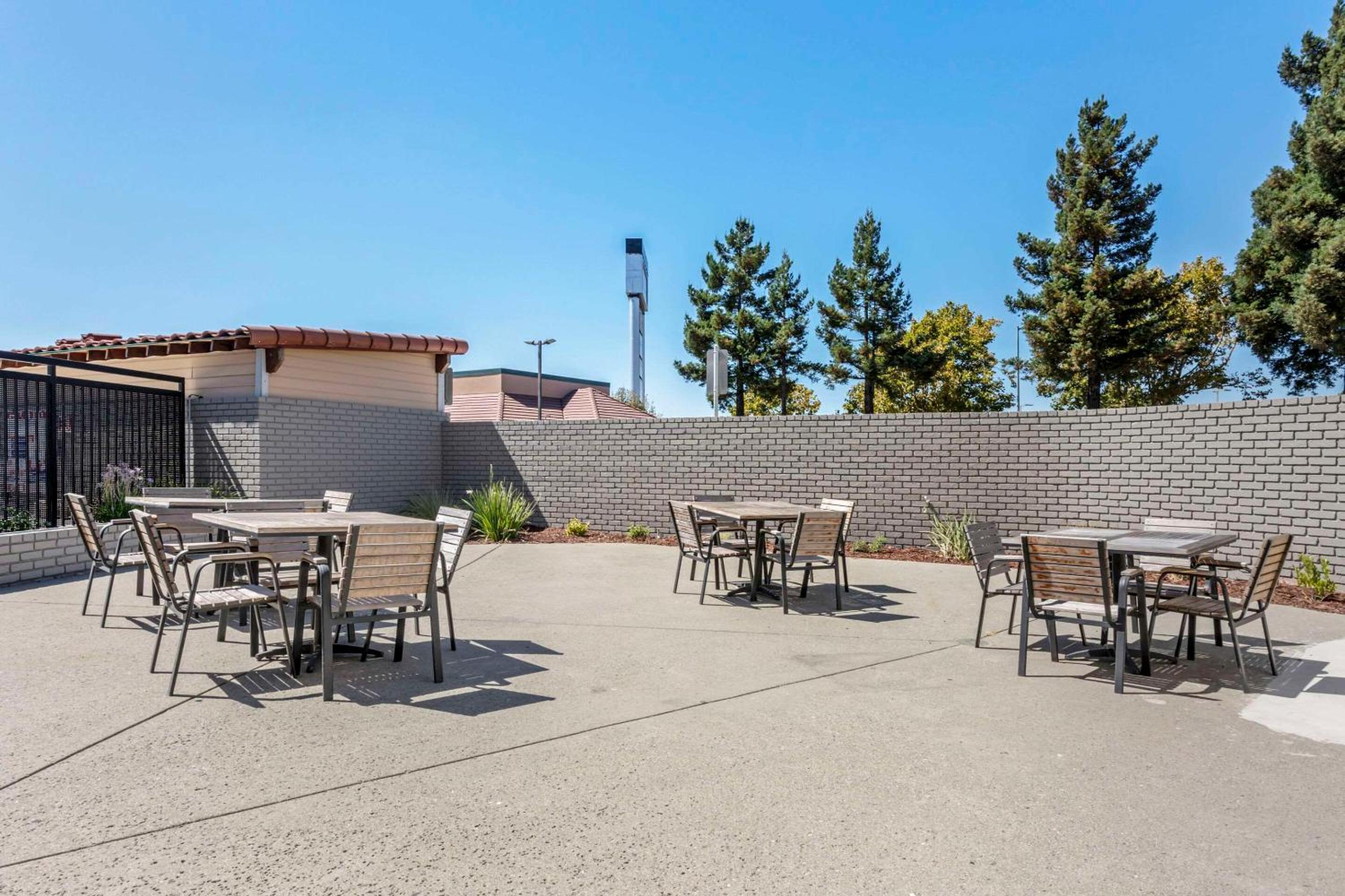 Vallejo Vacations - Country Inn Suites by Radisson, Vallejo Napa Valley, CA - Property Image 63