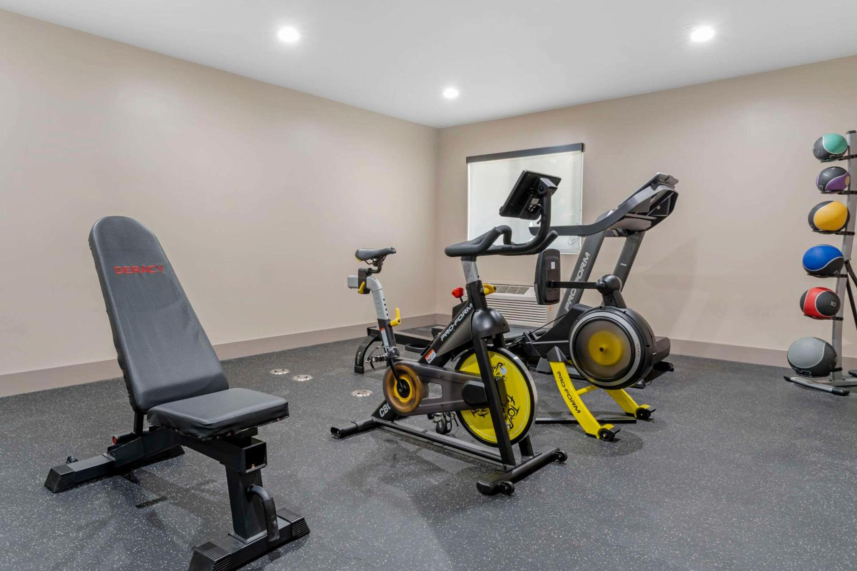 Vallejo Vacations - Country Inn Suites by Radisson, Vallejo Napa Valley, CA - Property Image 3