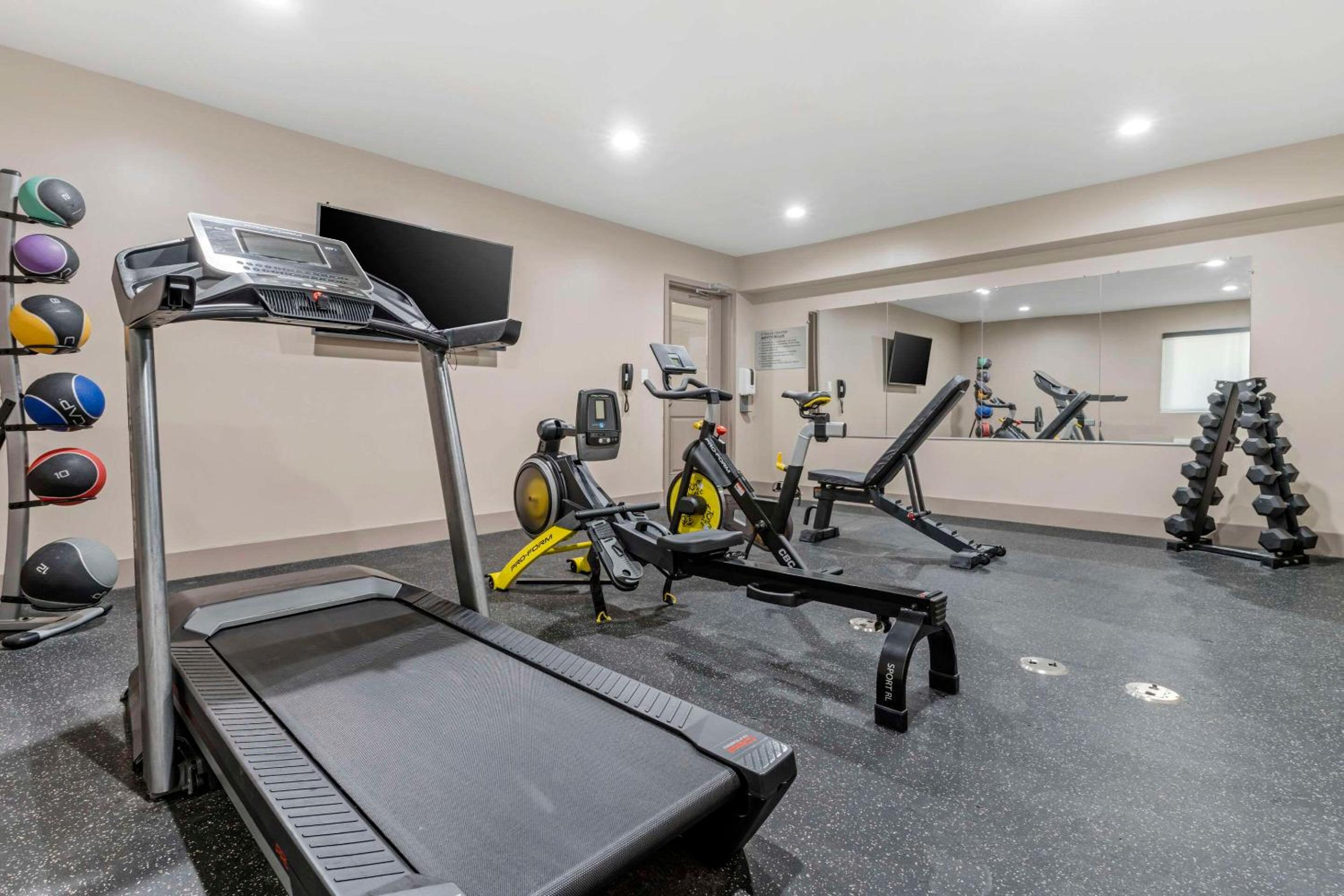 Vallejo Vacations - Country Inn Suites by Radisson, Vallejo Napa Valley, CA - Property Image 2
