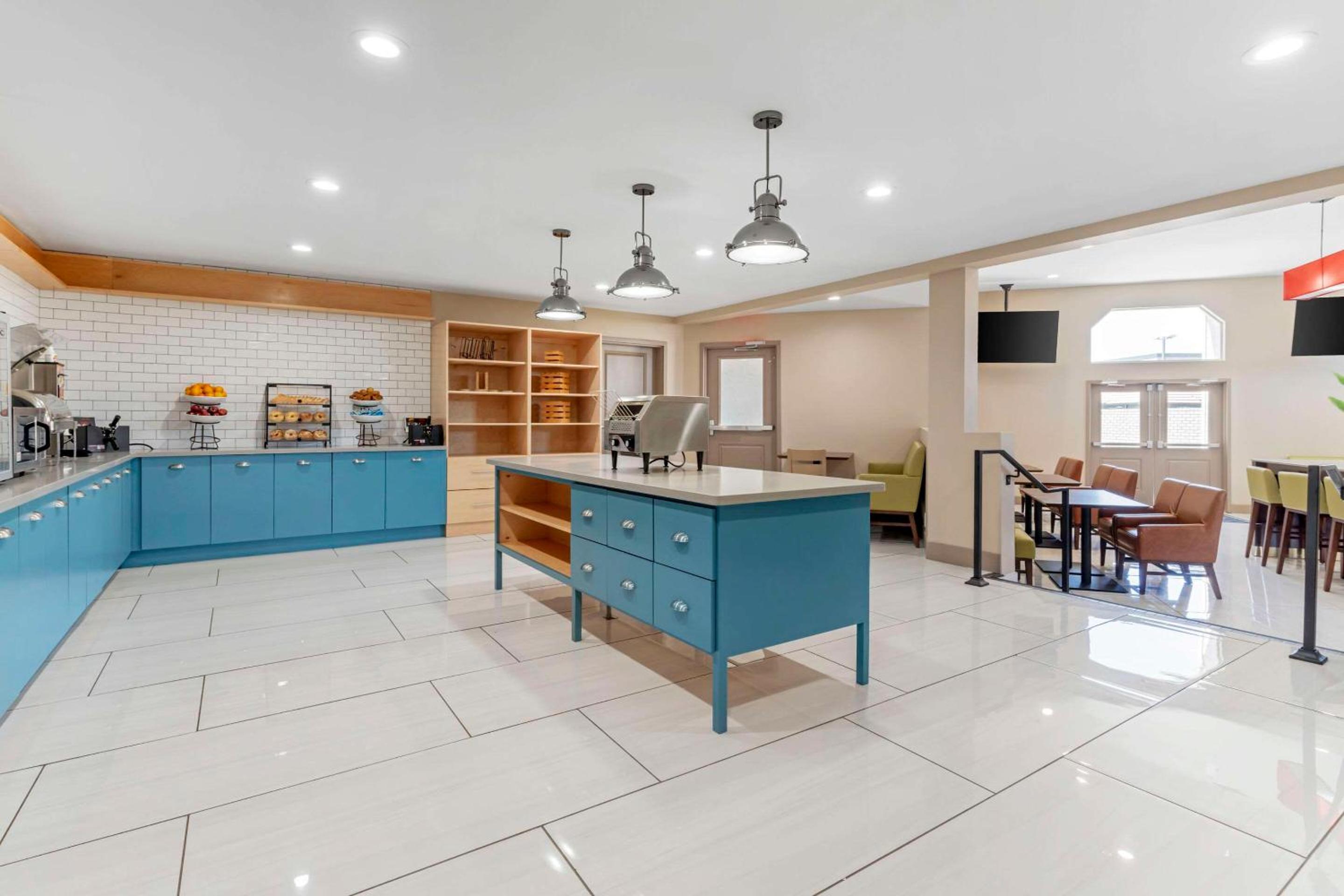 Vallejo Vacations - Country Inn Suites by Radisson, Vallejo Napa Valley, CA - Property Image 6