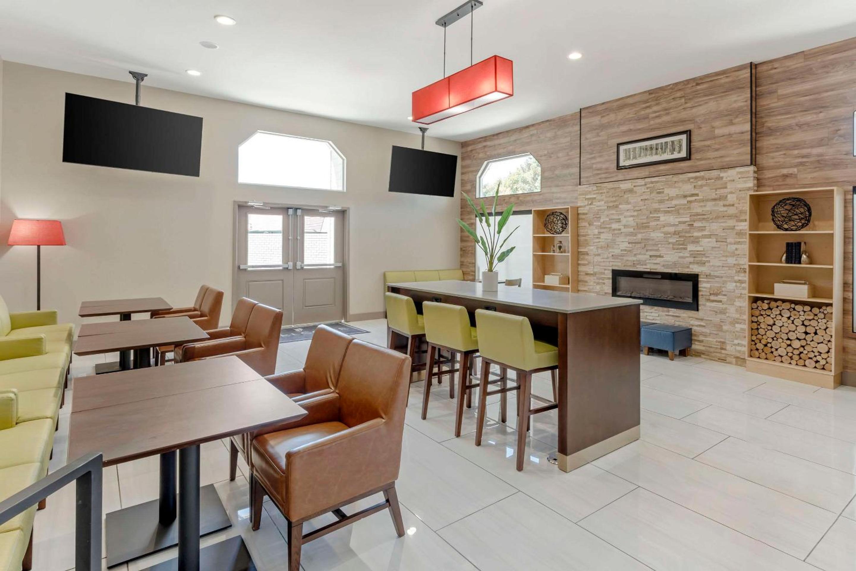 Vallejo Vacations - Country Inn Suites by Radisson, Vallejo Napa Valley, CA - Property Image 7