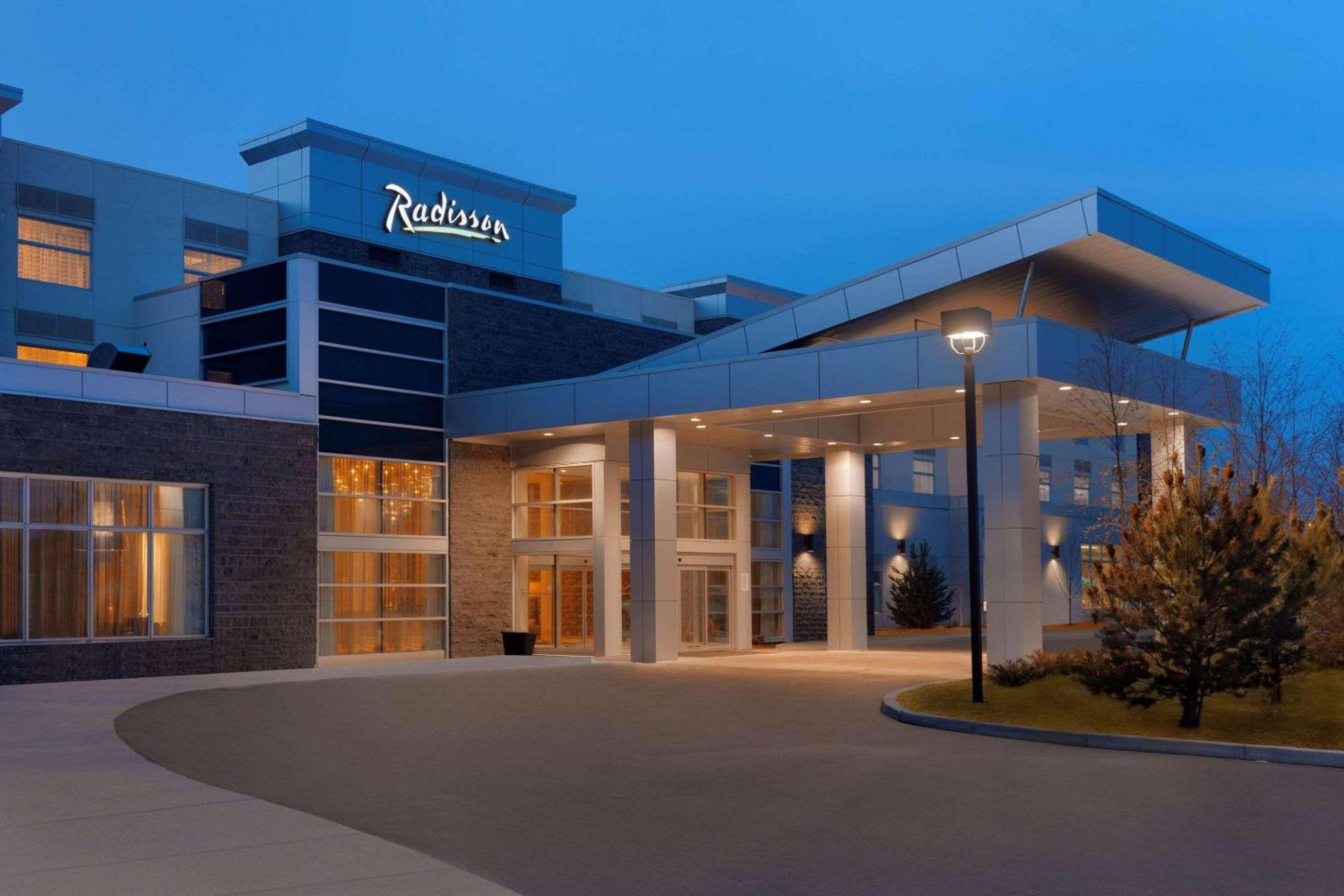 Hotel Radisson Hotel & Conference Centre Calgary Airport - Image 1