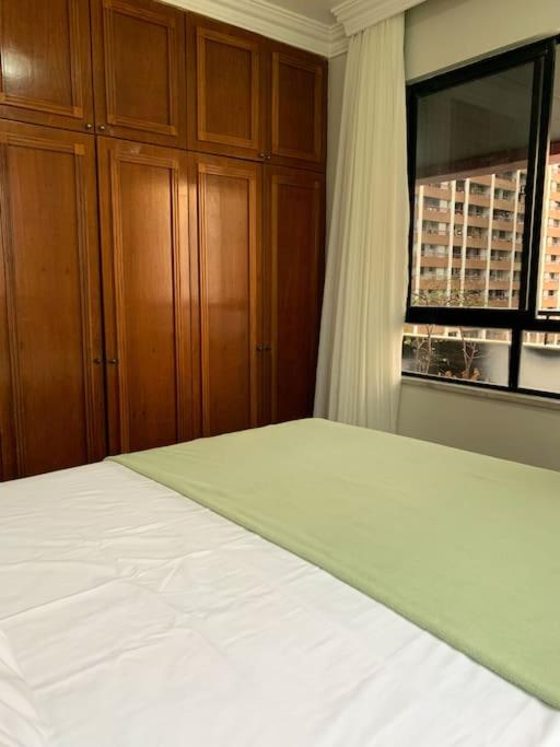 Espaçoso 2 rooms, ampla varanda perto do mar