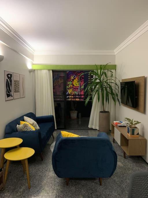 Espaçoso 2 rooms, ampla varanda perto do mar