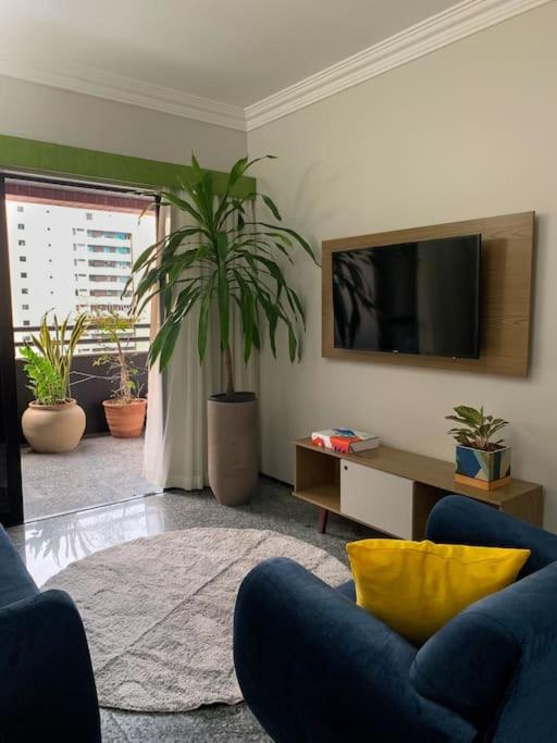 Espaçoso 2 rooms, ampla varanda perto do mar