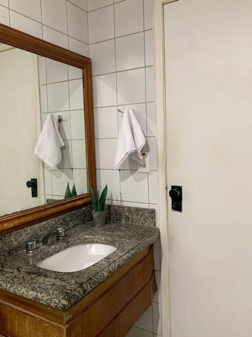 Espaçoso 2 rooms, ampla varanda perto do mar