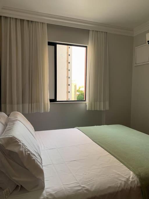 Espaçoso 2 rooms, ampla varanda perto do mar