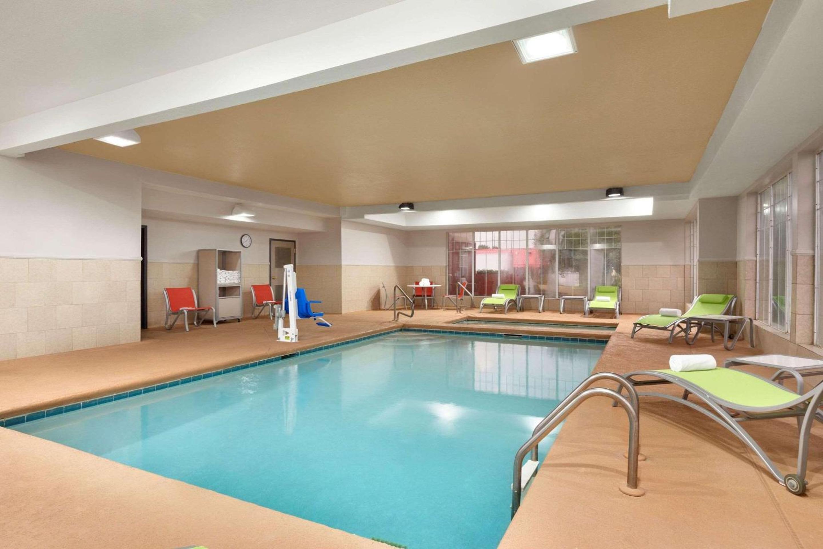 Warner Robins Vacations - Country Inn Suites by Radisson, Warner Robins, GA - Property Image 33
