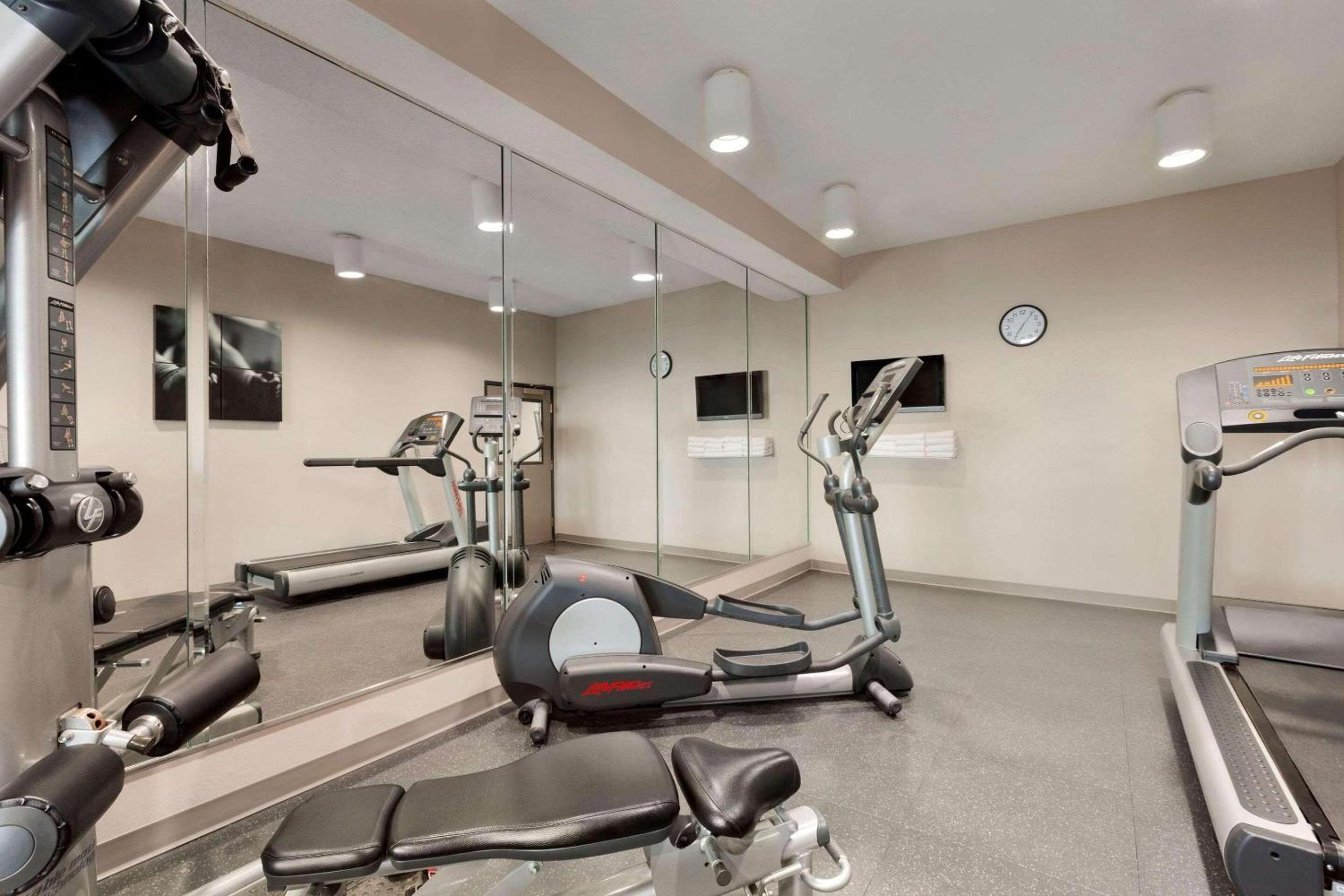 Warner Robins Vacations - Country Inn Suites by Radisson, Warner Robins, GA - Property Image 34