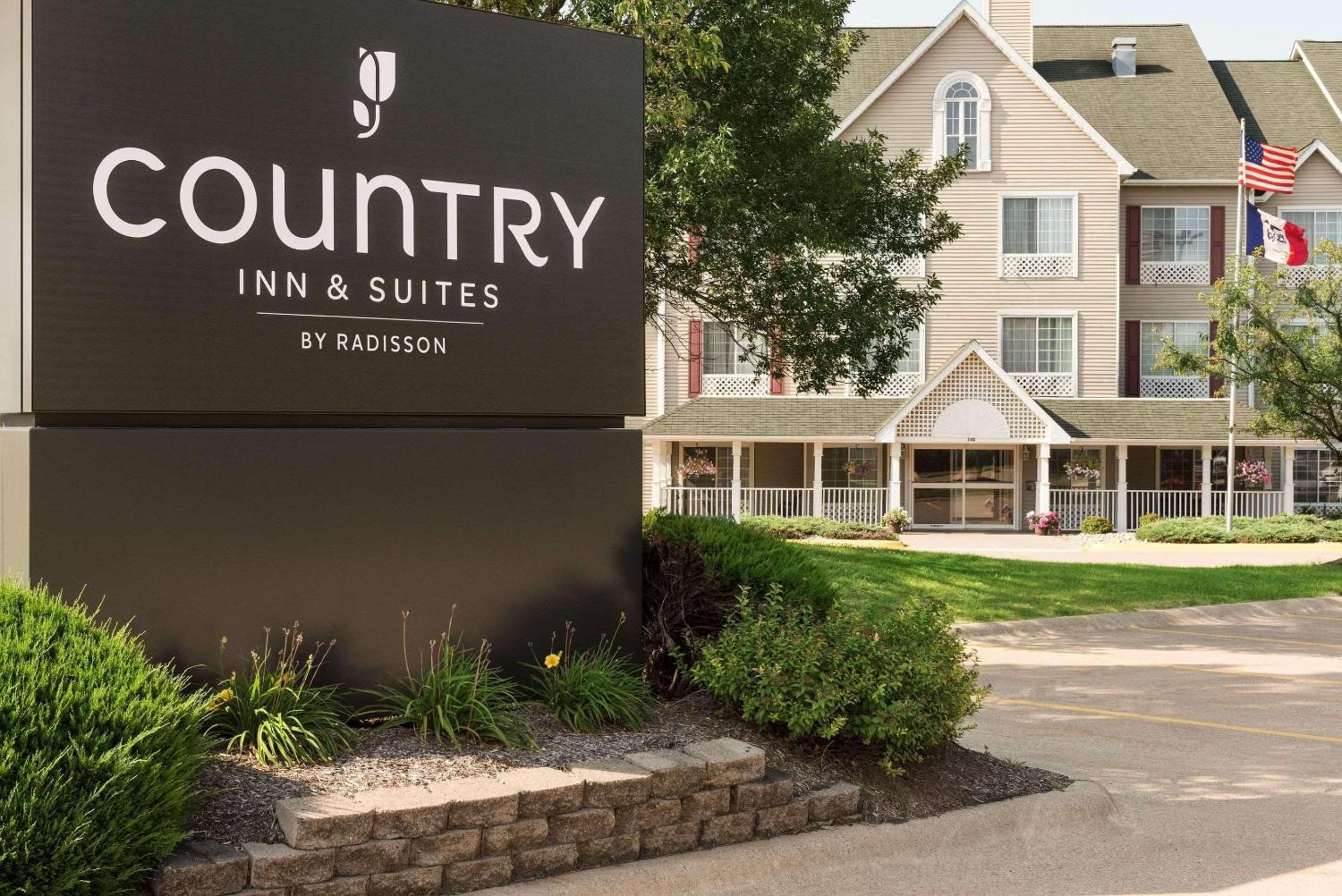 Hotel Country Inn & Suites by Radisson, Davenport, IA - Image 1