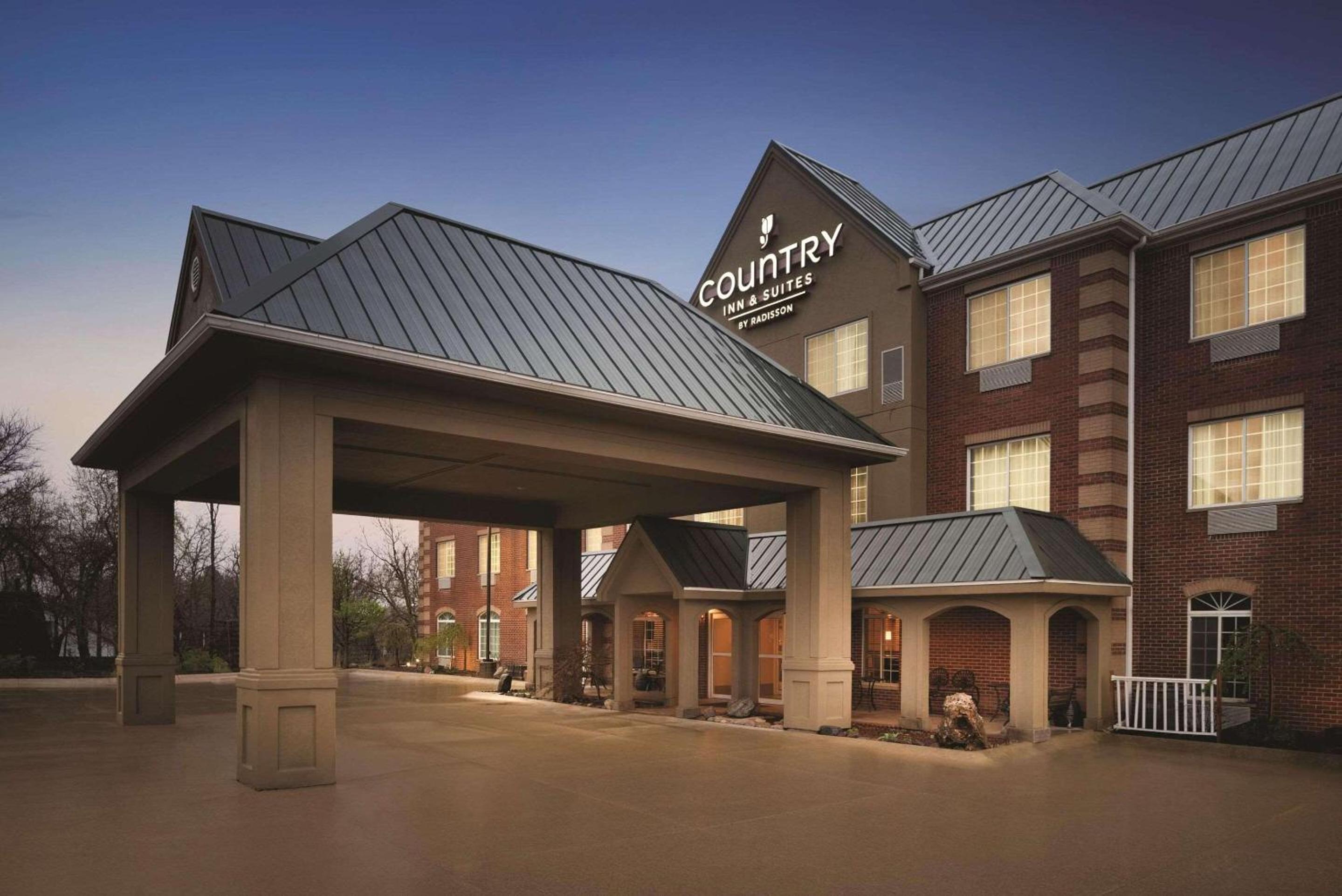 Hotel Country Inn & Suites by Radisson, Valparaiso, IN