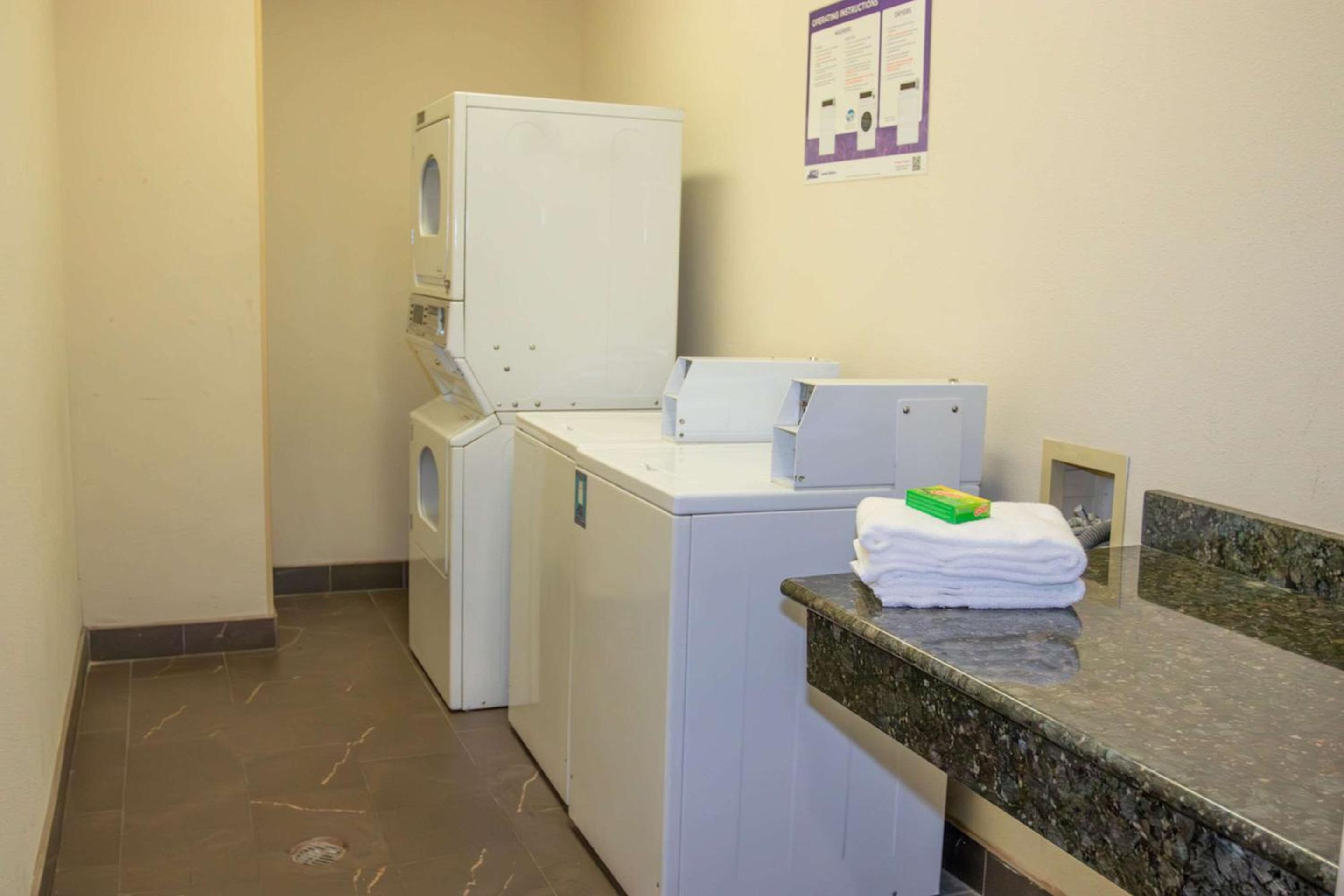 Garden City Vacations - Country Inn  Suites by Radisson, Garden City, KS - Property Image 4