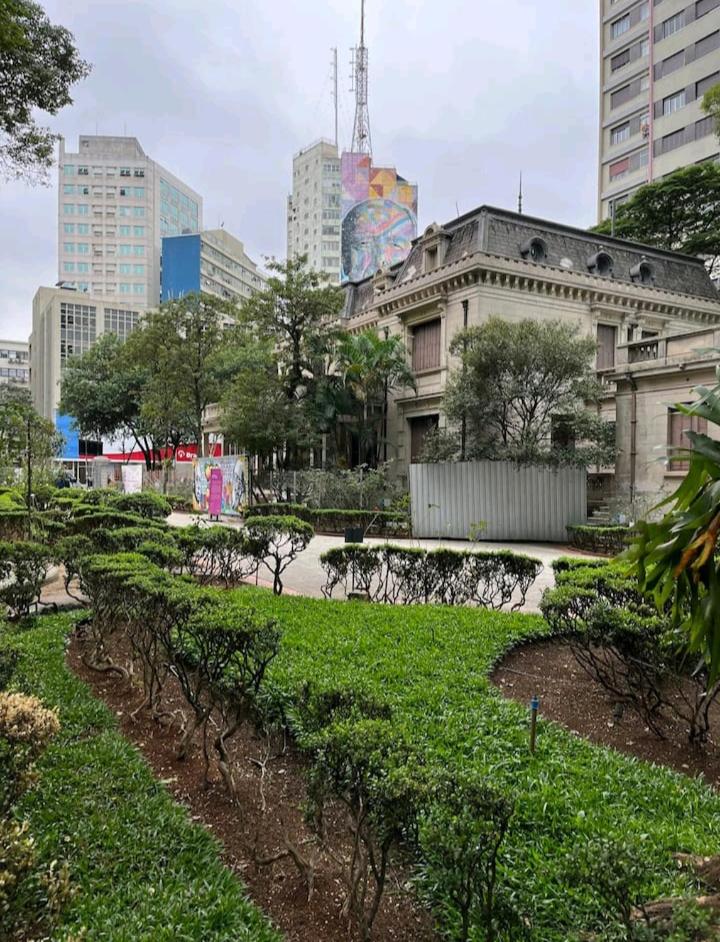 Studio Contemporâneo no centro de São Paulo, ao lado do metrô e 25 de março com piscina
