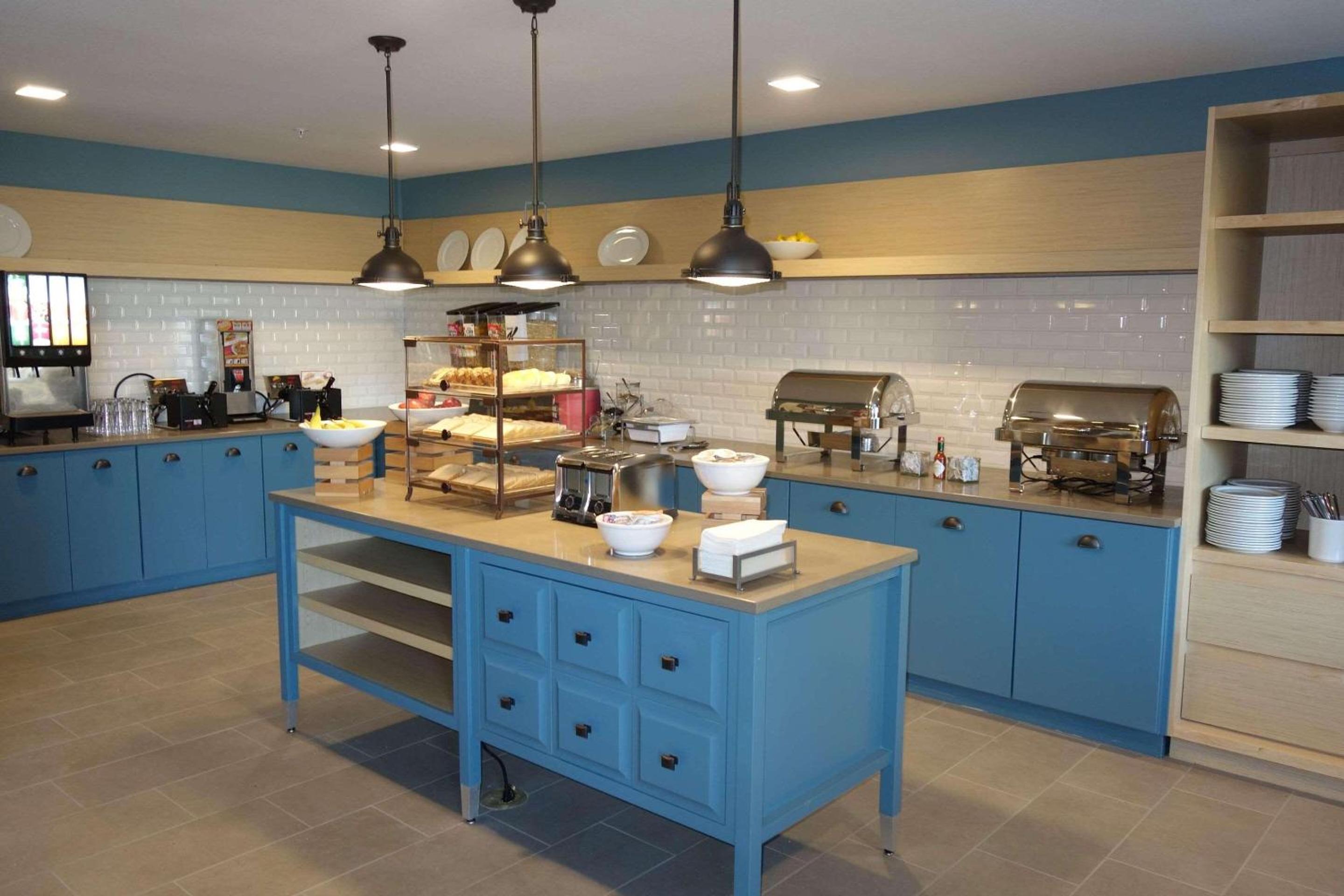 Lawrence Vacations - Country Inn  Suites by Radisson, Lawrence, KS - Property Image 2