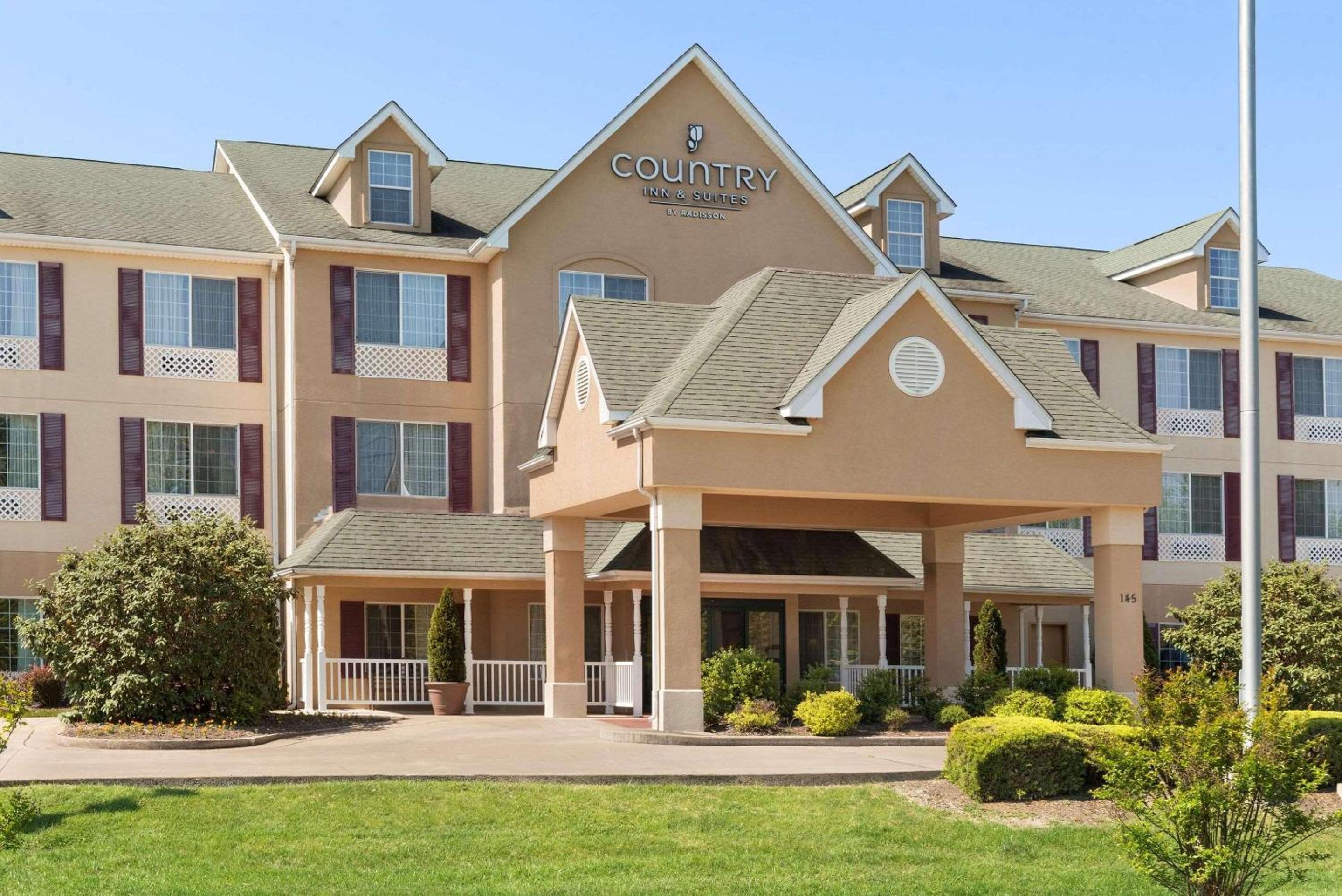 Hotel Country Inn & Suites by Radisson, Paducah, KY - Image 1