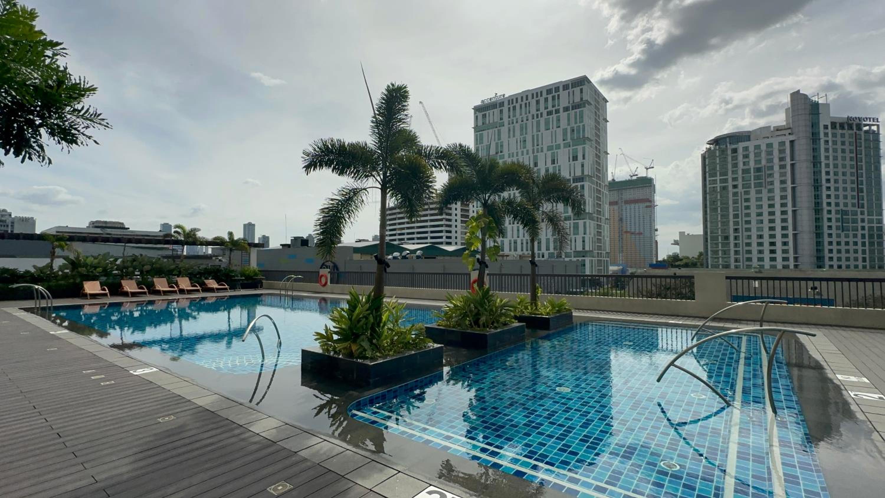 Cozy Studio with Queen Size Bed in Araneta Quezon City view 3
