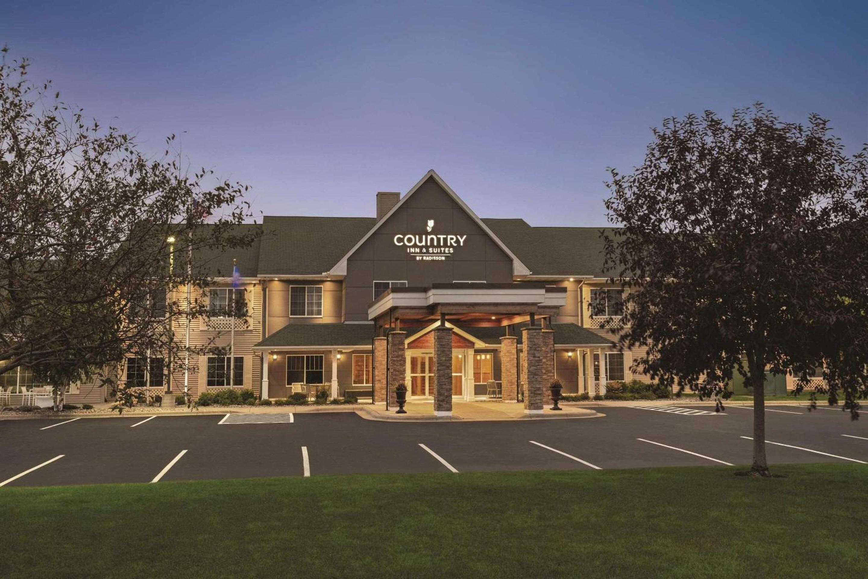 Country Inn & Suites by Radisson, Willmar, MN