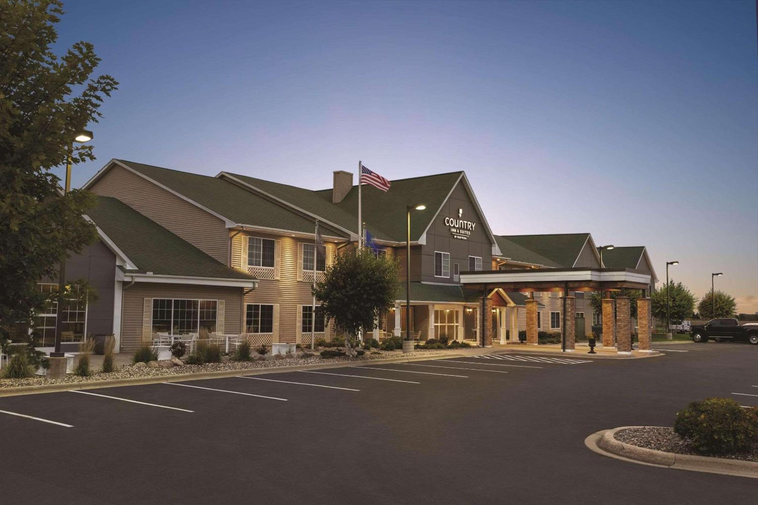 Country Inn & Suites by Radisson, Willmar, MN