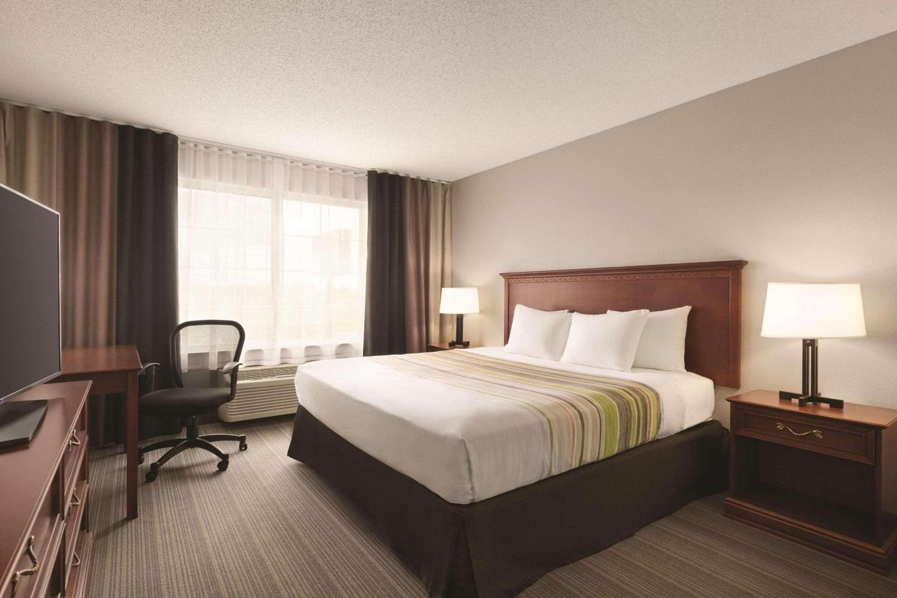 Country Inn & Suites by Radisson, Willmar, MN