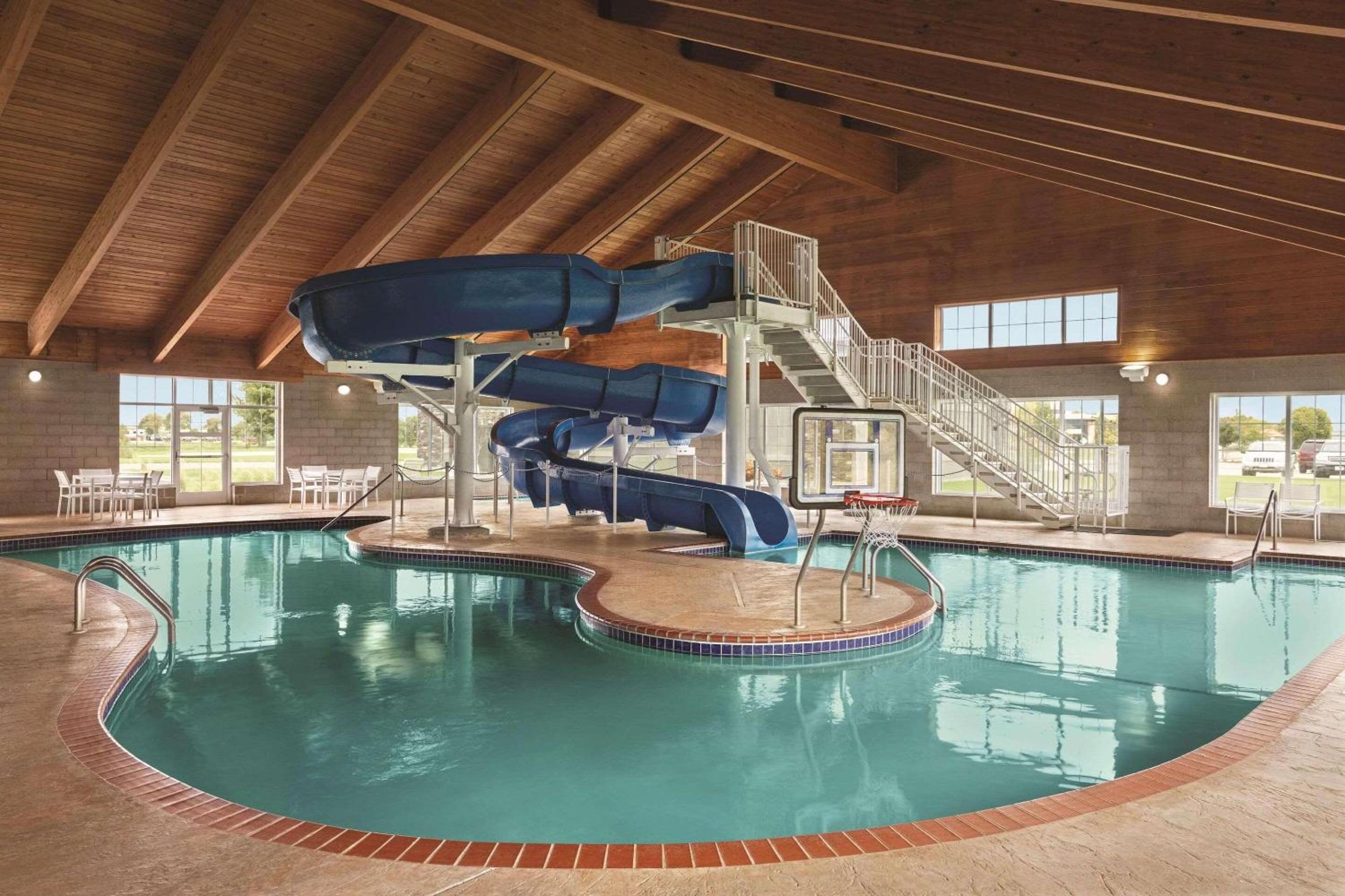 Country Inn & Suites by Radisson, Willmar, MN