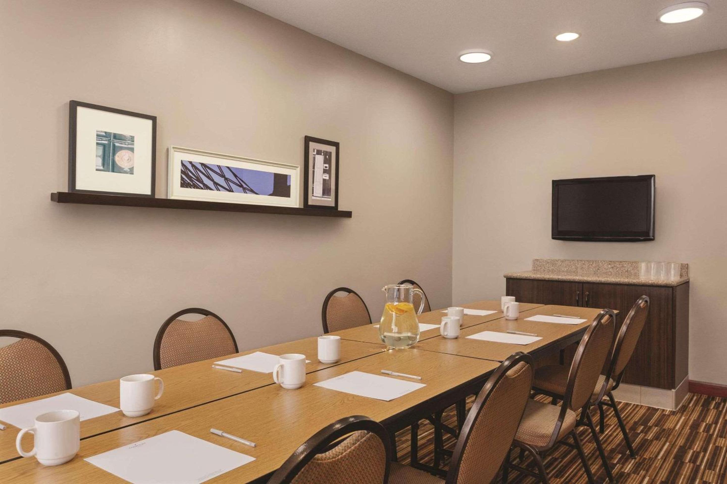 Country Inn & Suites by Radisson, Willmar, MN