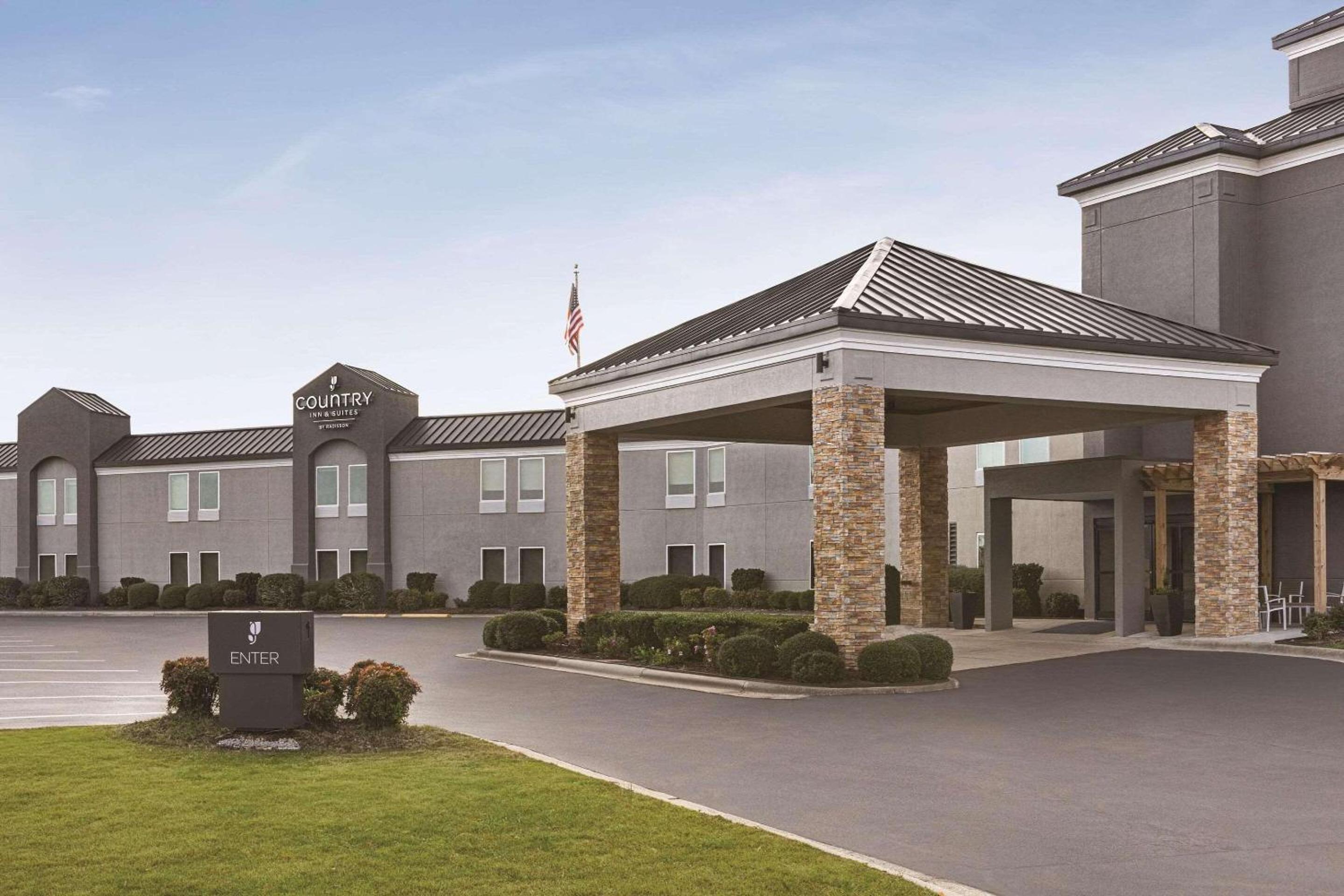Dunn Vacations - Country Inn Suites by Radisson, Dunn, NC - Property Image 15