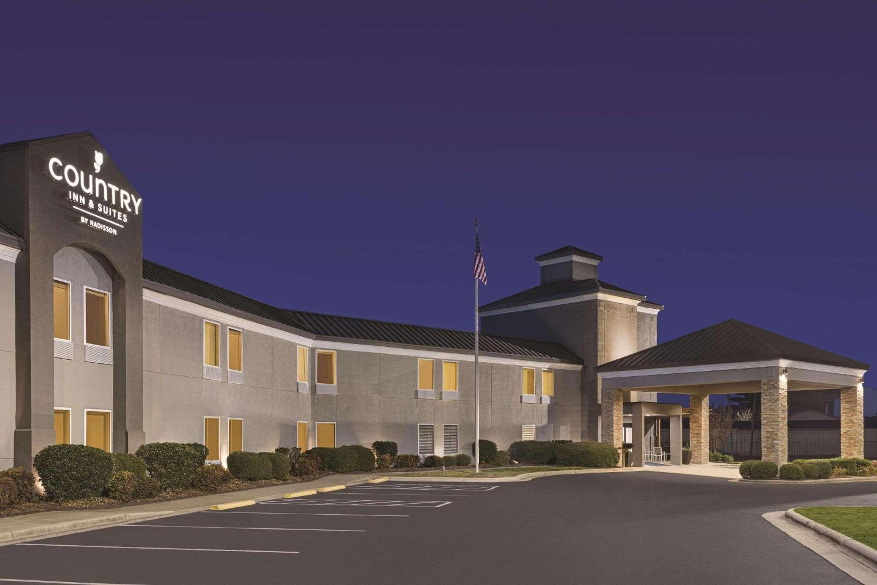 Dunn Vacations - Country Inn Suites by Radisson, Dunn, NC - Property Image 14
