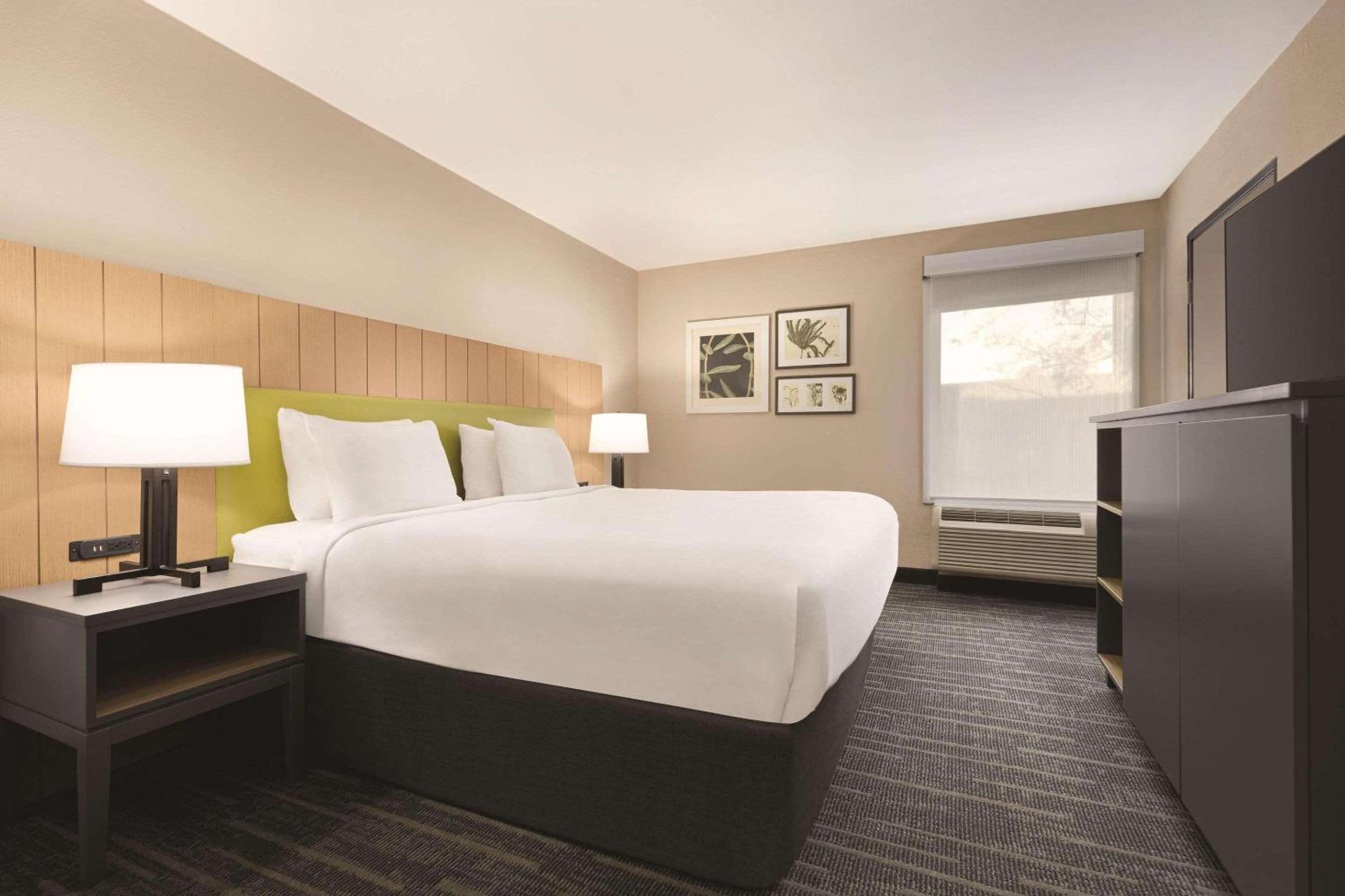 Dunn Vacations - Country Inn Suites by Radisson, Dunn, NC - Property Image 10