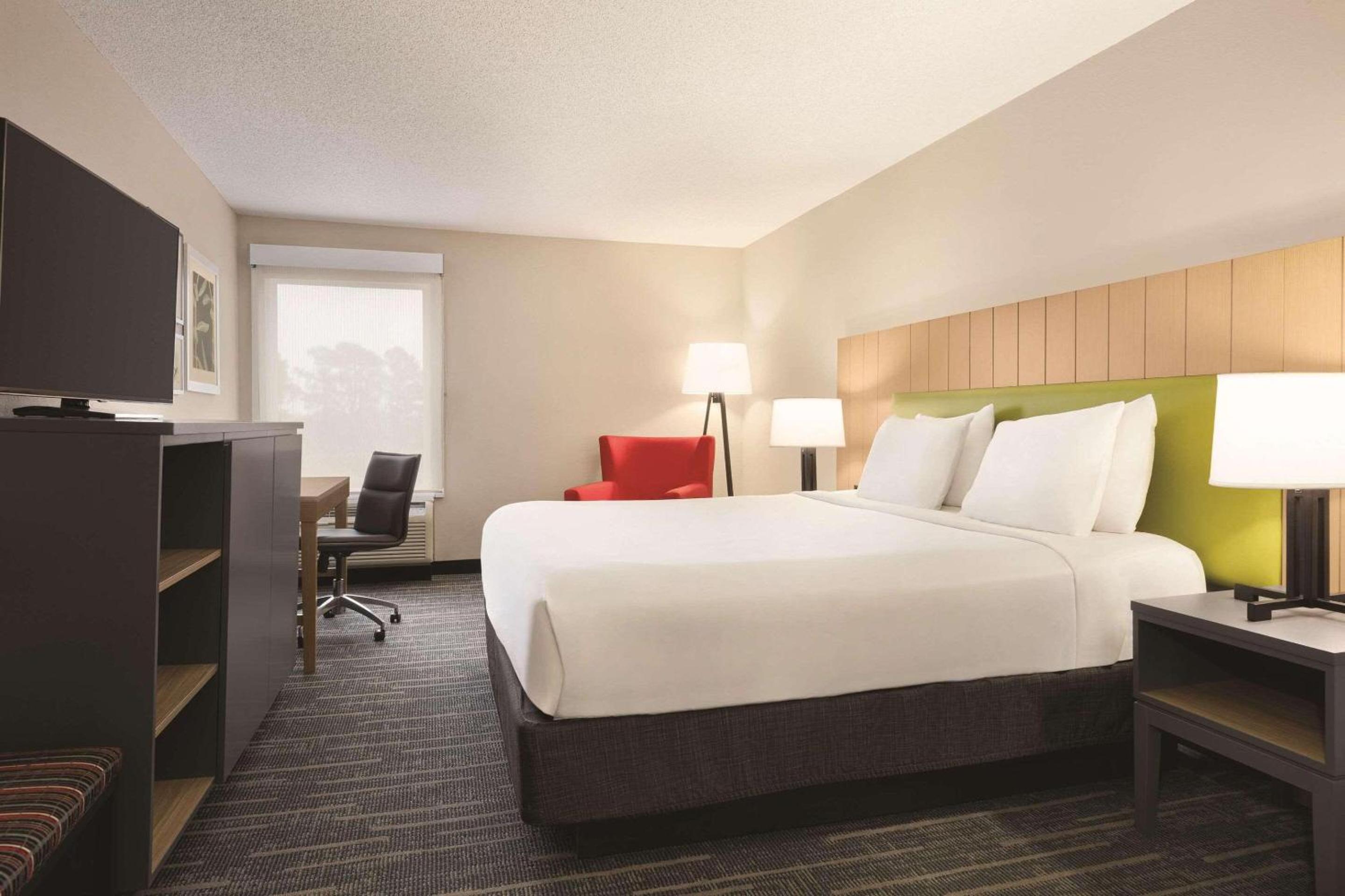 Dunn Vacations - Country Inn Suites by Radisson, Dunn, NC - Property Image 8