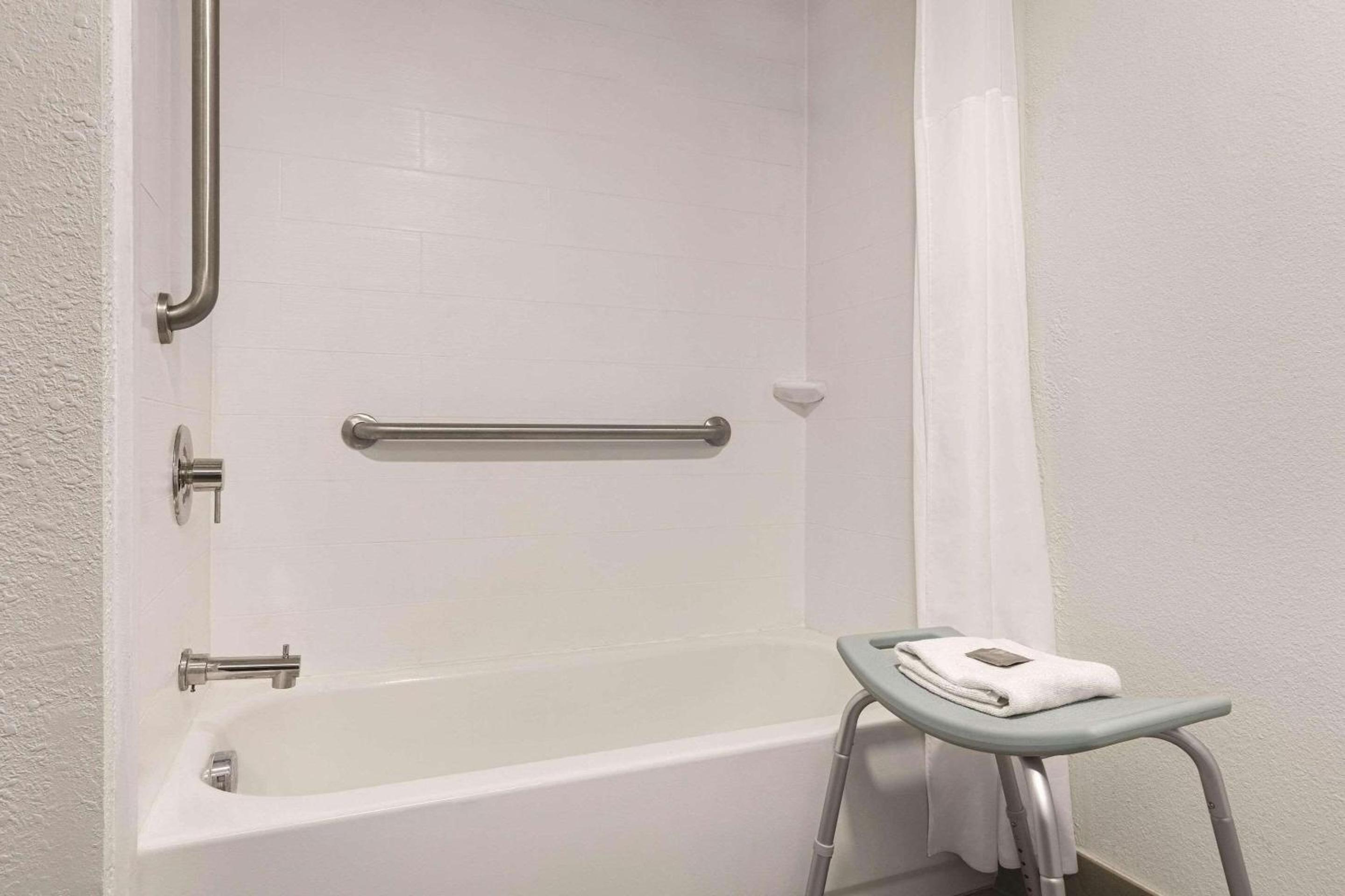Dunn Vacations - Country Inn Suites by Radisson, Dunn, NC - Property Image 5