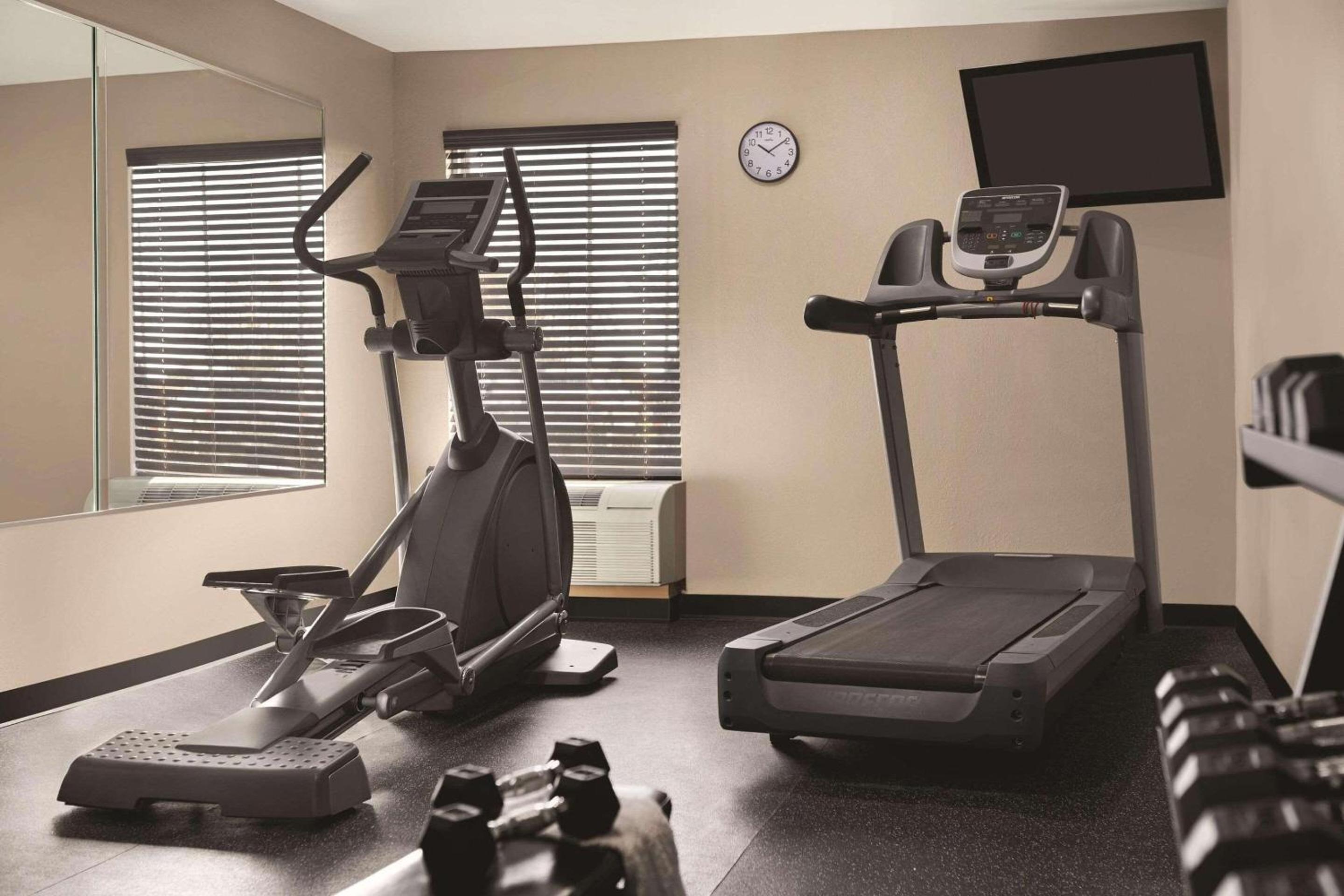 Dunn Vacations - Country Inn Suites by Radisson, Dunn, NC - Property Image 2