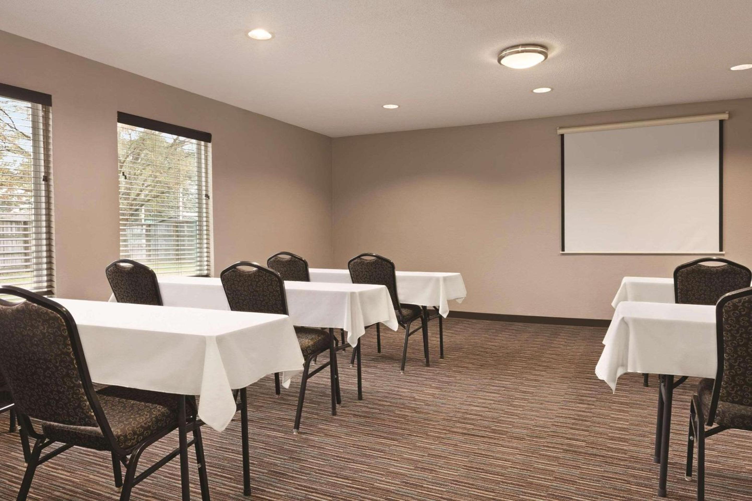 Dunn Vacations - Country Inn Suites by Radisson, Dunn, NC - Property Image 27