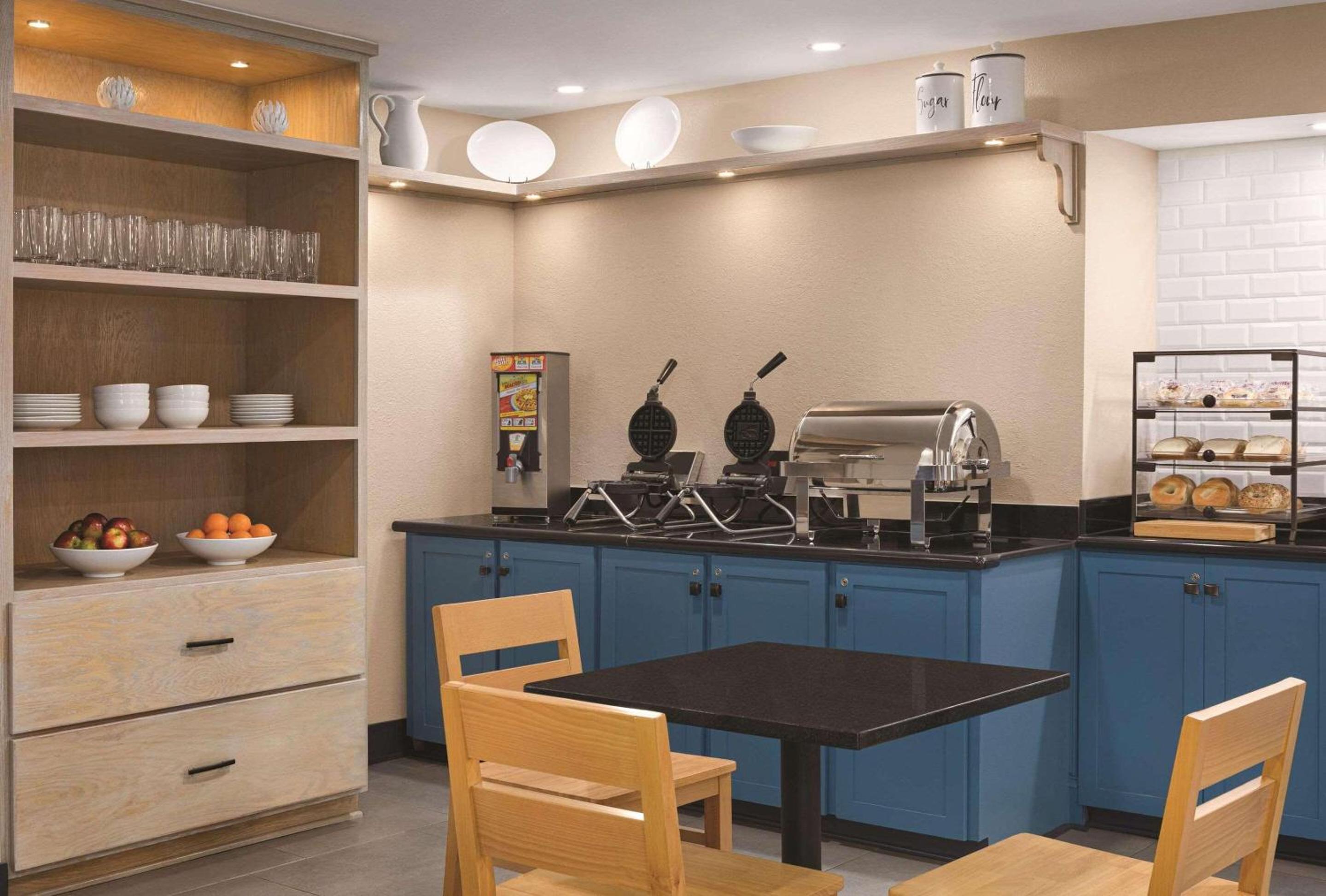 Dunn Vacations - Country Inn Suites by Radisson, Dunn, NC - Property Image 25