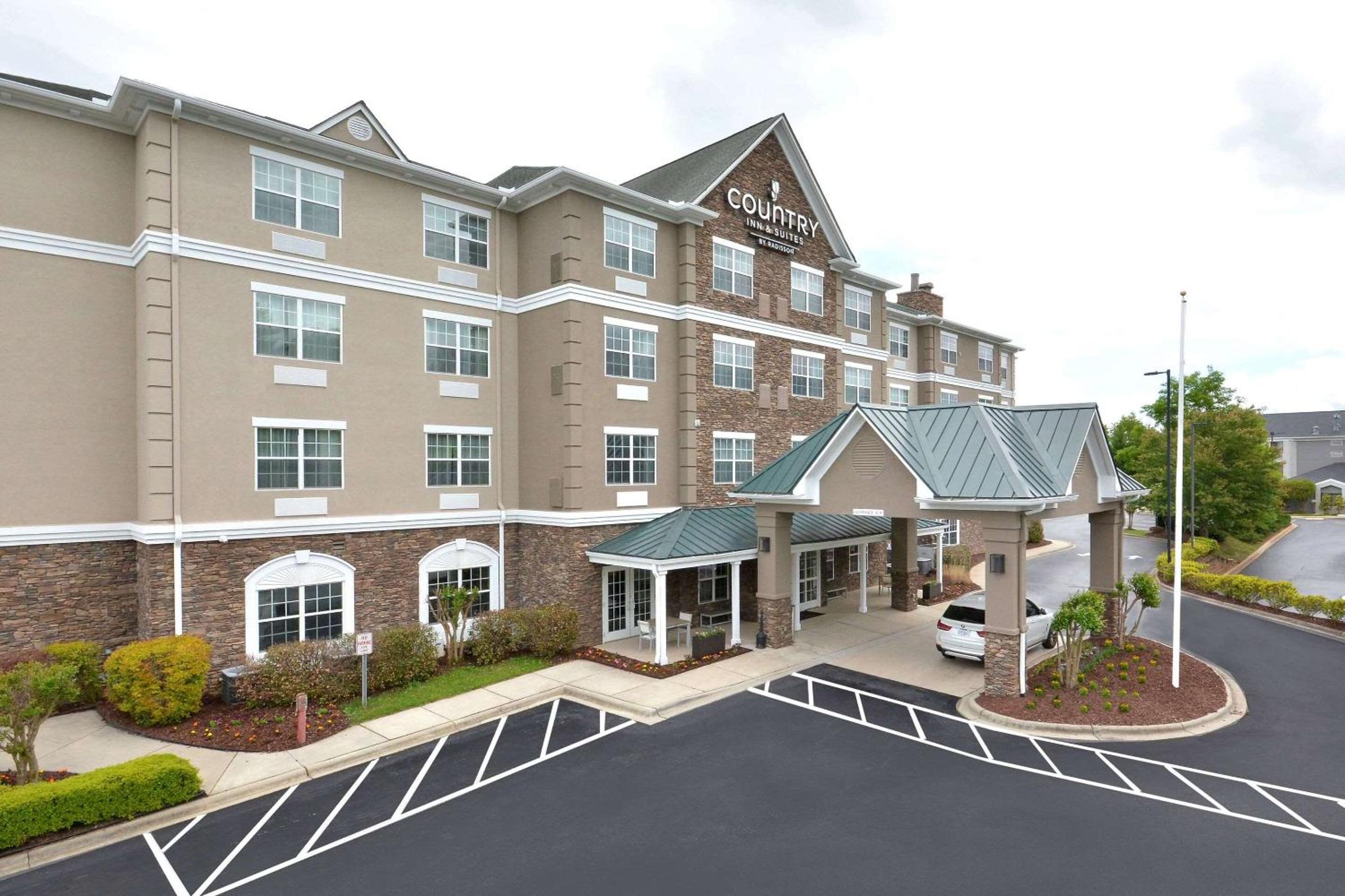 Hotel Country Inn & Suites by Radisson, Asheville West near Biltmore - Image 1
