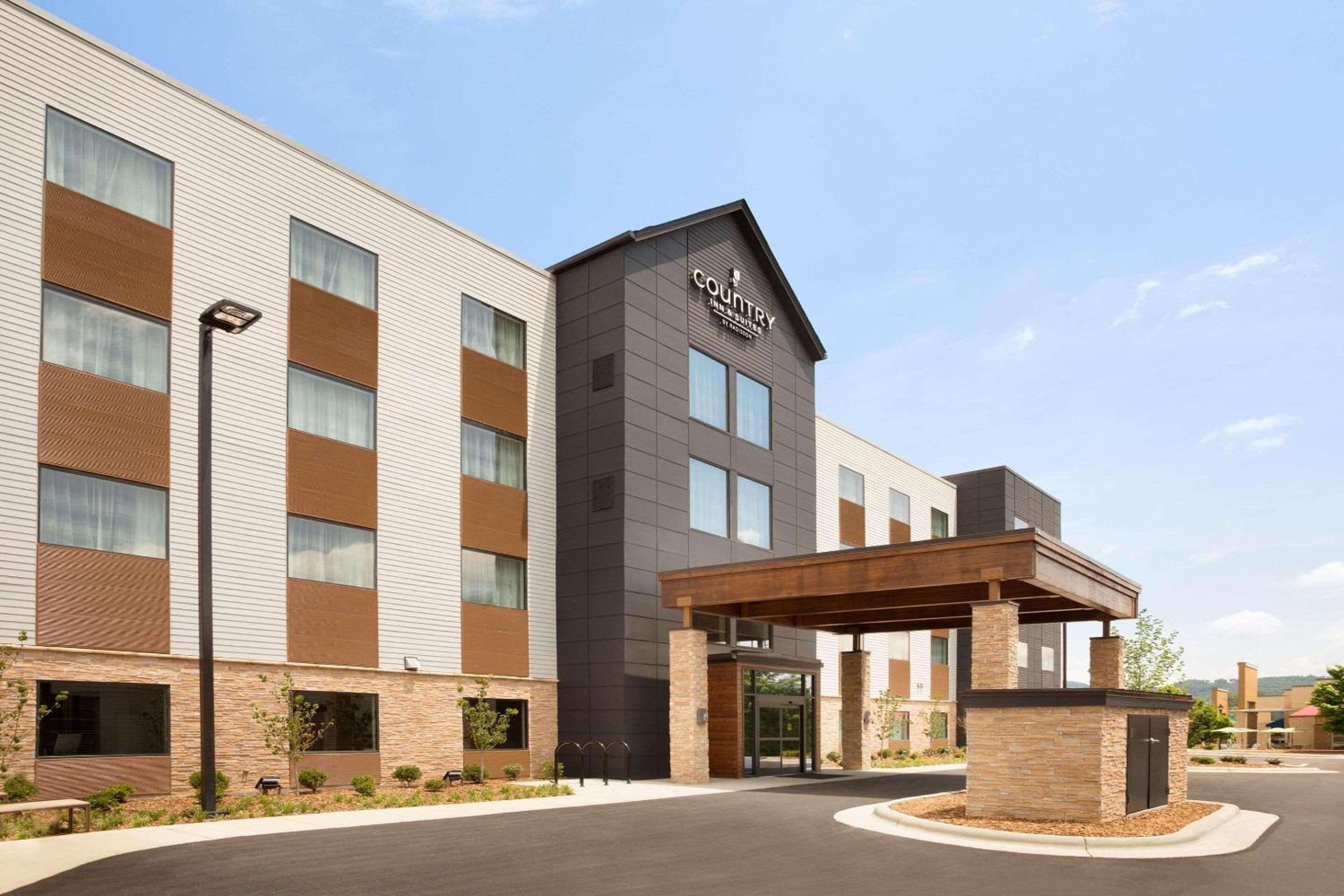 Hotel Country Inn & Suites by Radisson Asheville River Arts District - Image 1