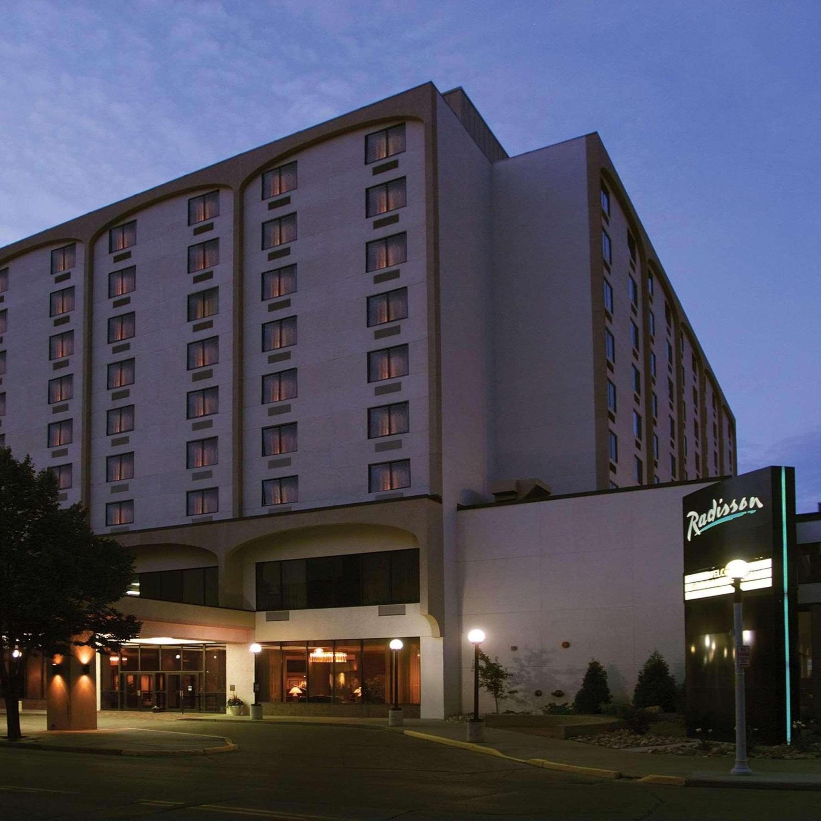 Hotel Radisson Hotel Bismarck - Image 1