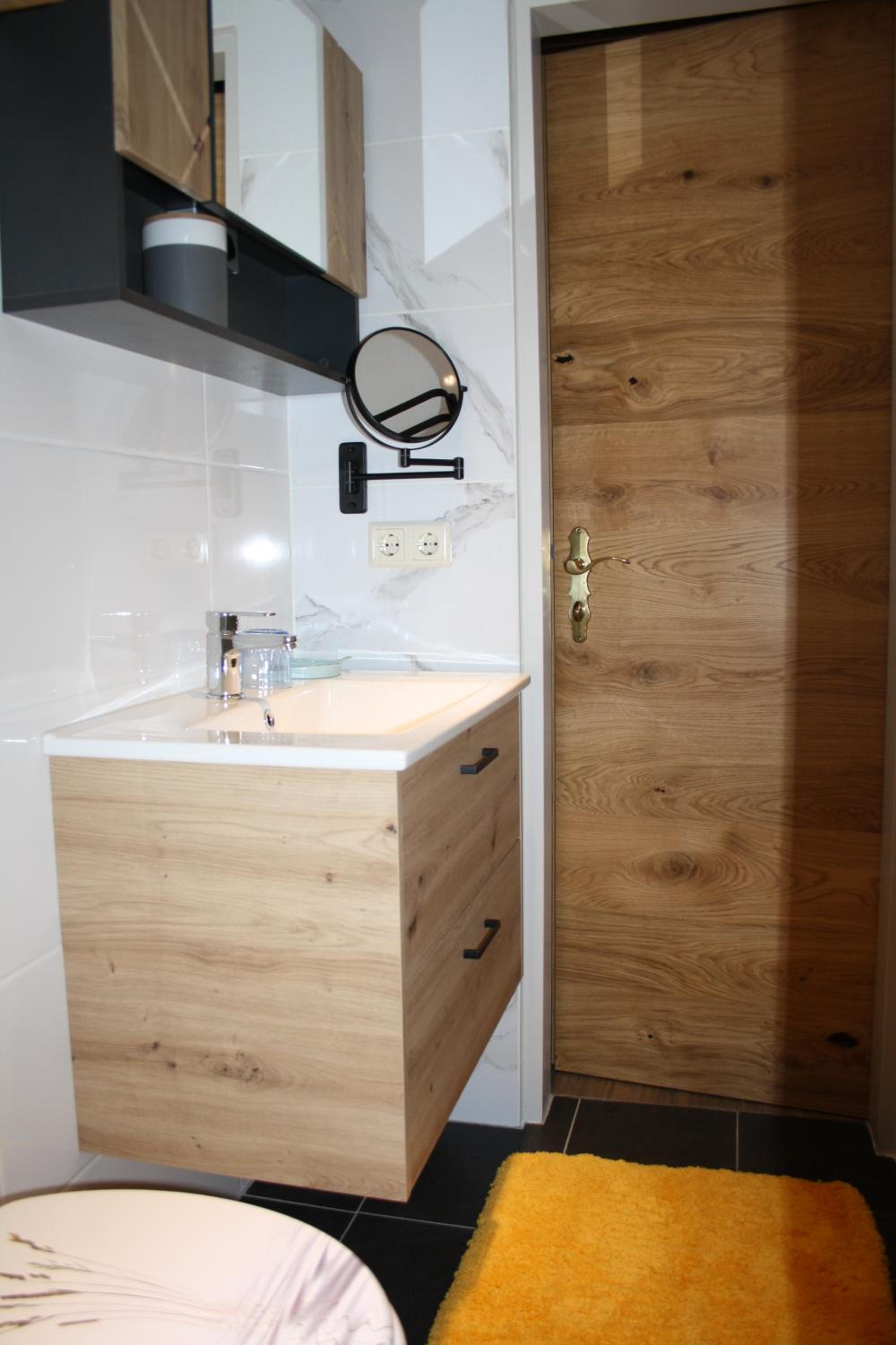 Ferienwohnung am Krausberghof mit Balkon und Parkplatz, Aufenthaltsraum mit Spielmöglichkeiten, Erholung- inmitten der Natur, 6 Fahrminuten zur Alpentherme