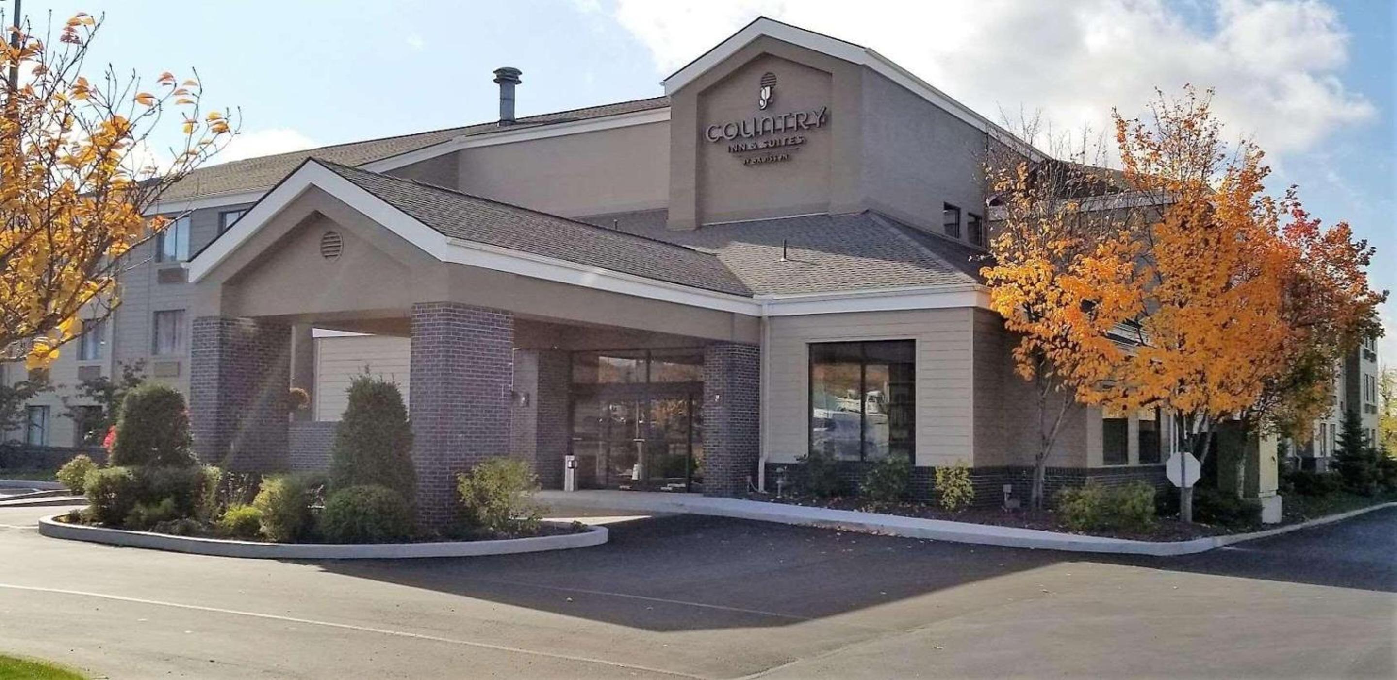 Hotel Country Inn & Suites by Radisson, Erie, PA - Image 1