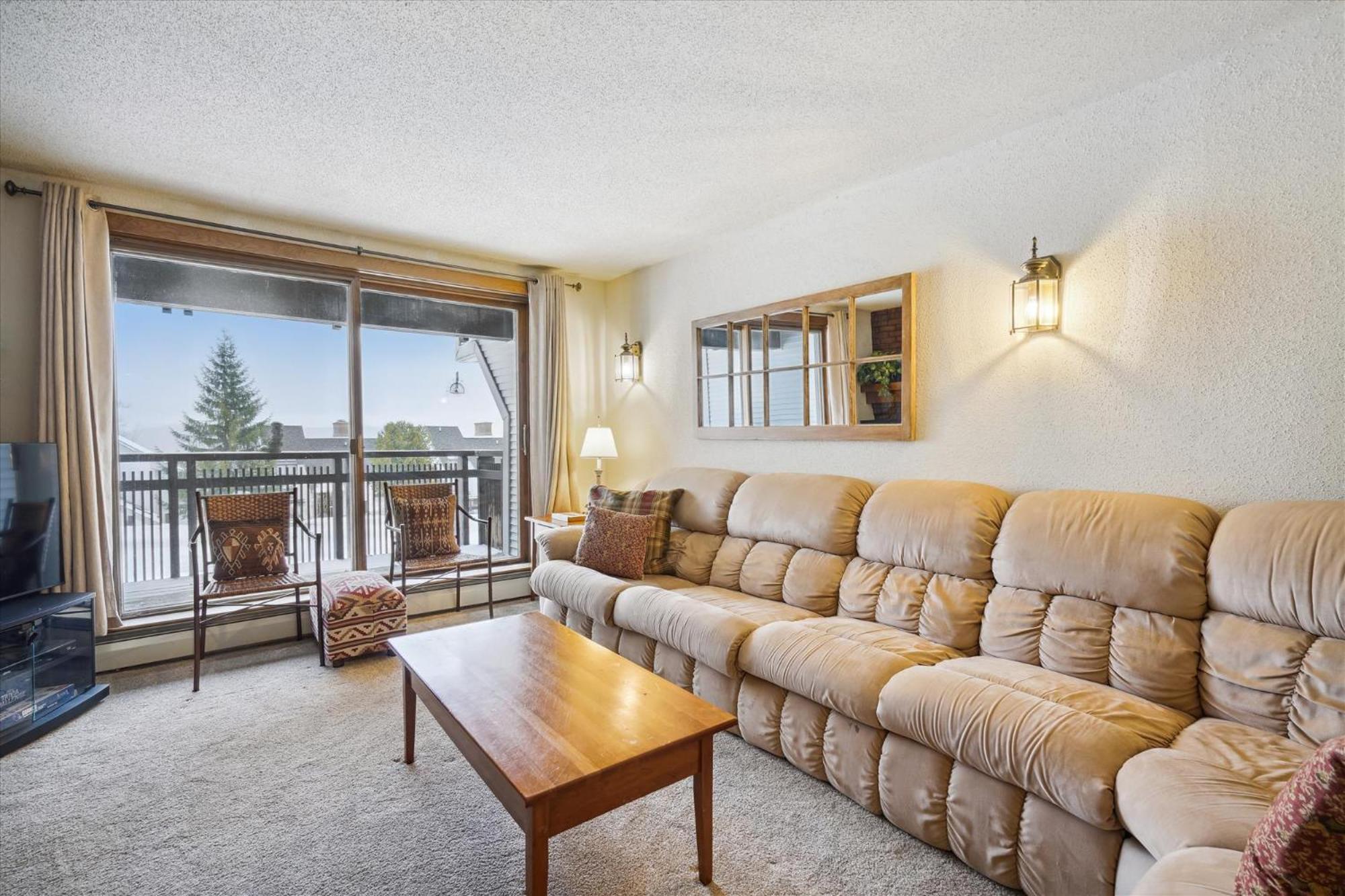 Ski on ski off, conveniently located, 2 bedroom condo with beautiful views, access to indoor pool Sunrise B3