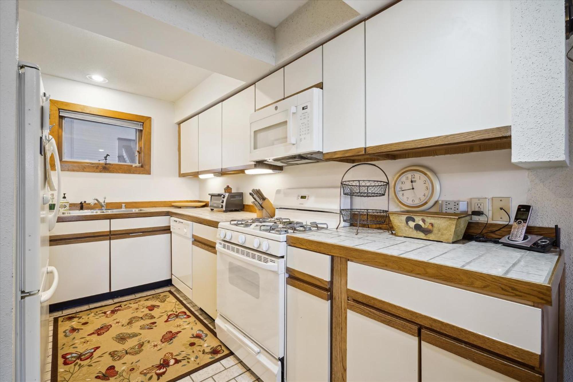 Ski on ski off, conveniently located, 2 bedroom condo with beautiful views, access to indoor pool Sunrise B3