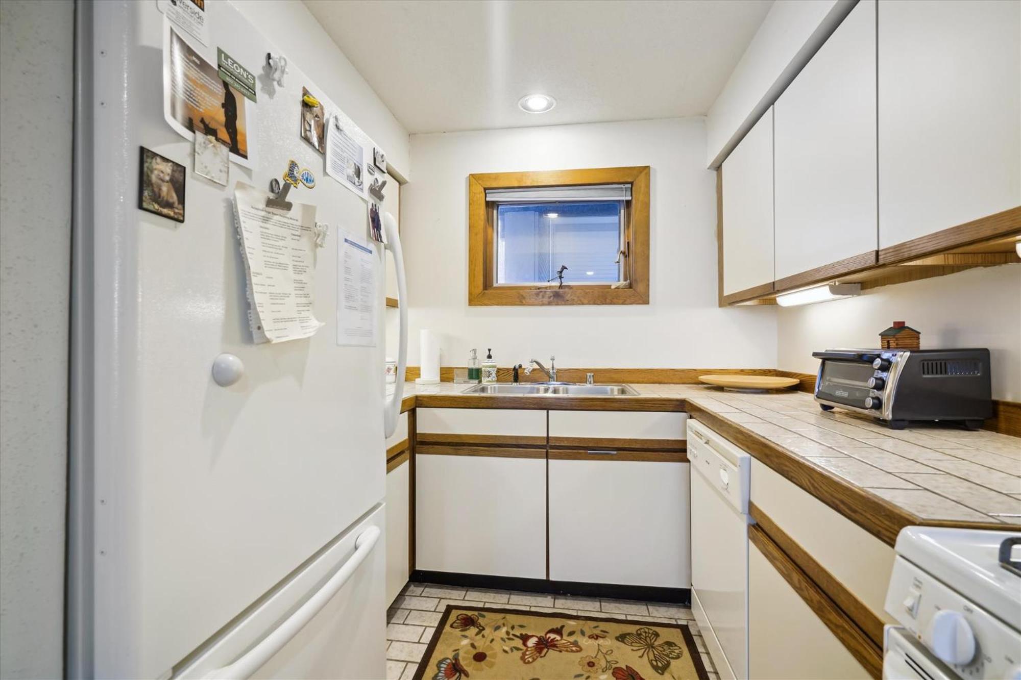 Ski on ski off, conveniently located, 2 bedroom condo with beautiful views, access to indoor pool Sunrise B3