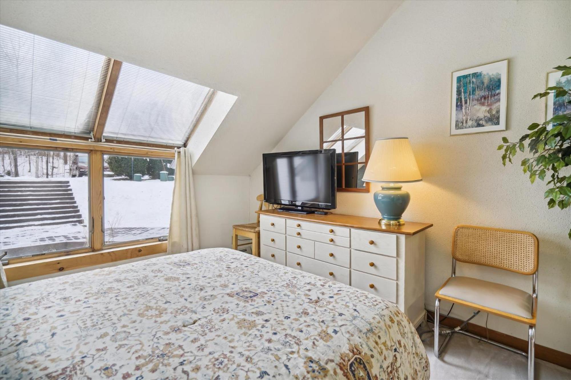 Ski on ski off, conveniently located, 2 bedroom condo with beautiful views, access to indoor pool Sunrise B3