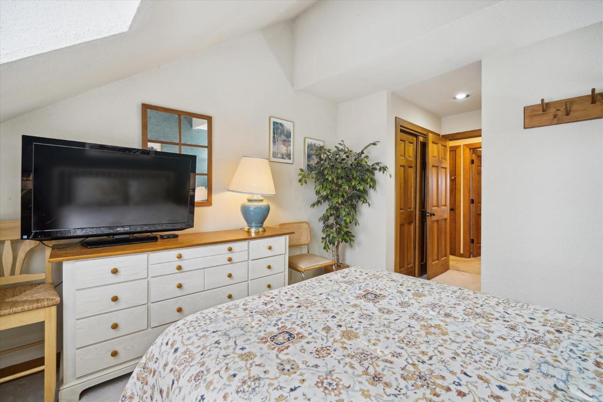 Ski on ski off, conveniently located, 2 bedroom condo with beautiful views, access to indoor pool Sunrise B3