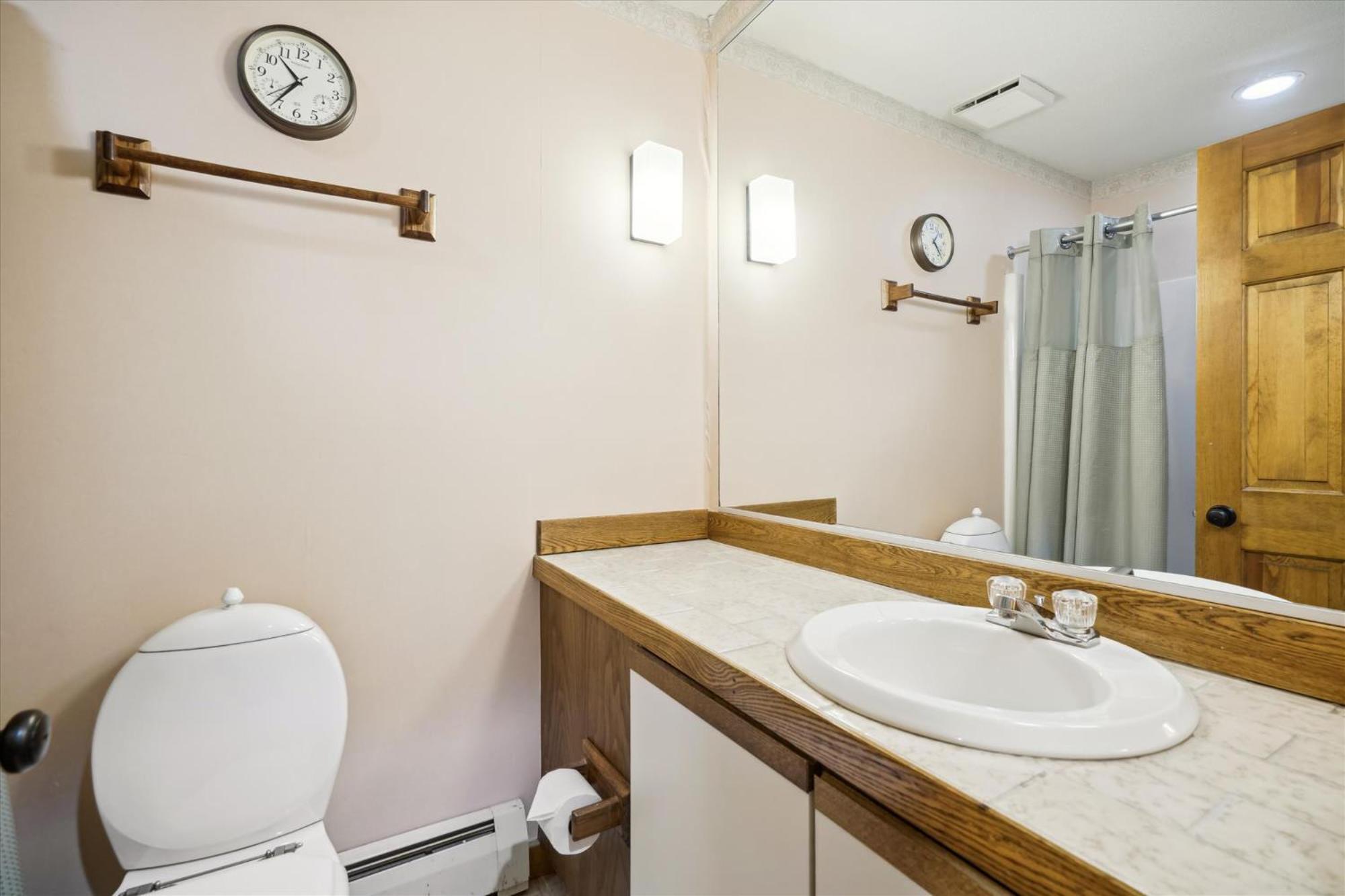 Ski on ski off, conveniently located, 2 bedroom condo with beautiful views, access to indoor pool Sunrise B3