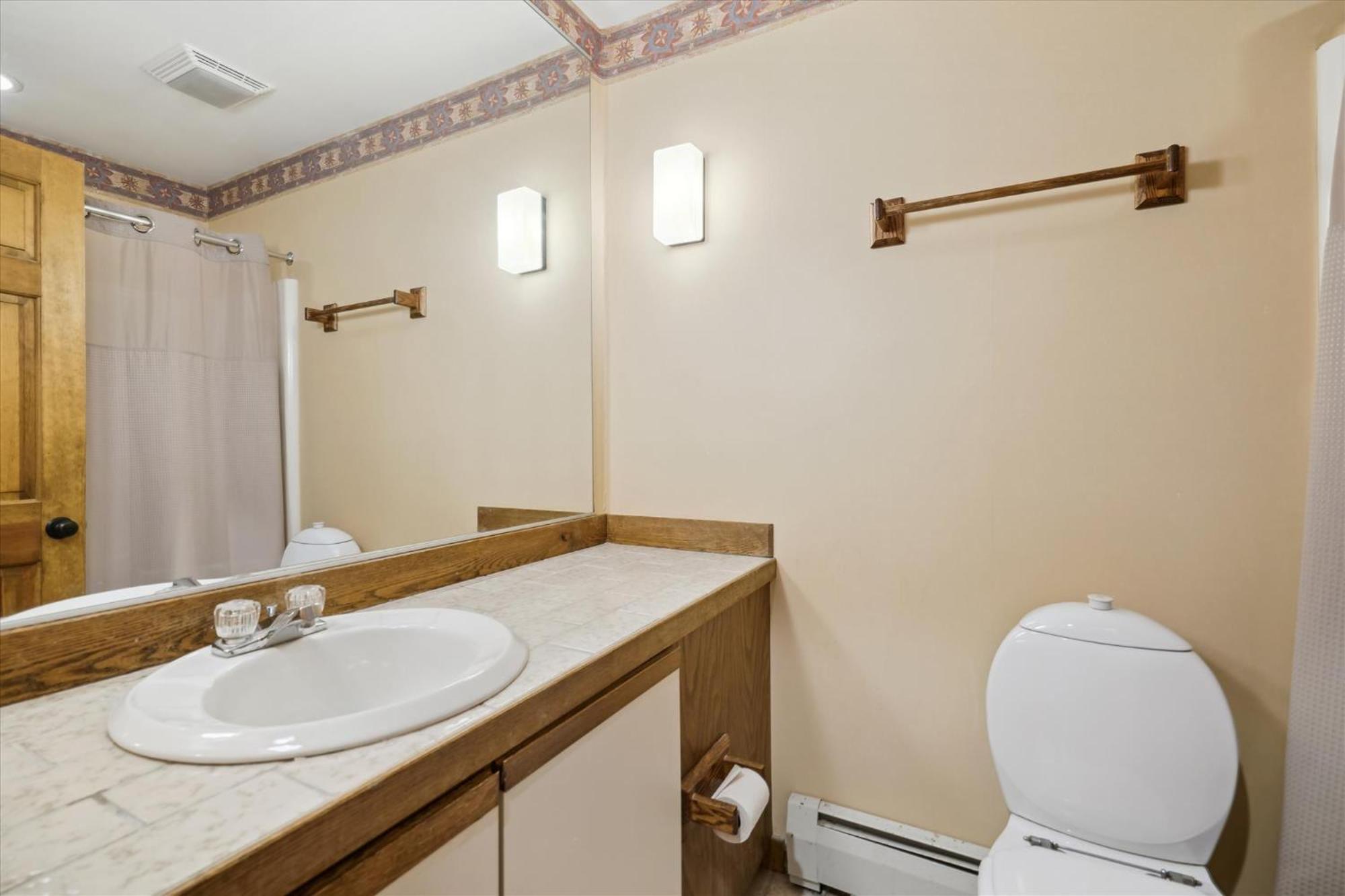 Ski on ski off, conveniently located, 2 bedroom condo with beautiful views, access to indoor pool Sunrise B3