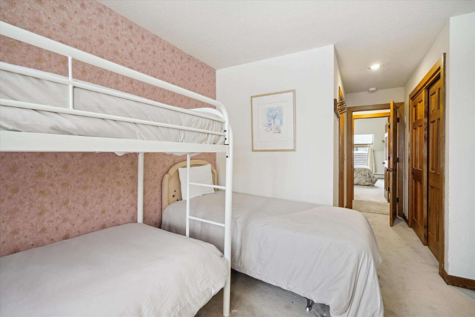 Ski on ski off, conveniently located, 2 bedroom condo with beautiful views, access to indoor pool Sunrise B3