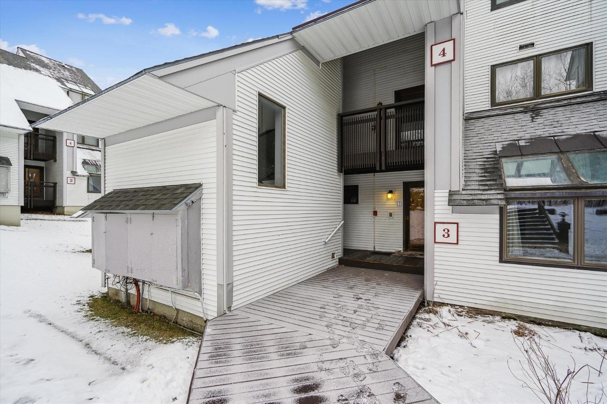 Ski on ski off, conveniently located, 2 bedroom condo with beautiful views, access to indoor pool Sunrise B3