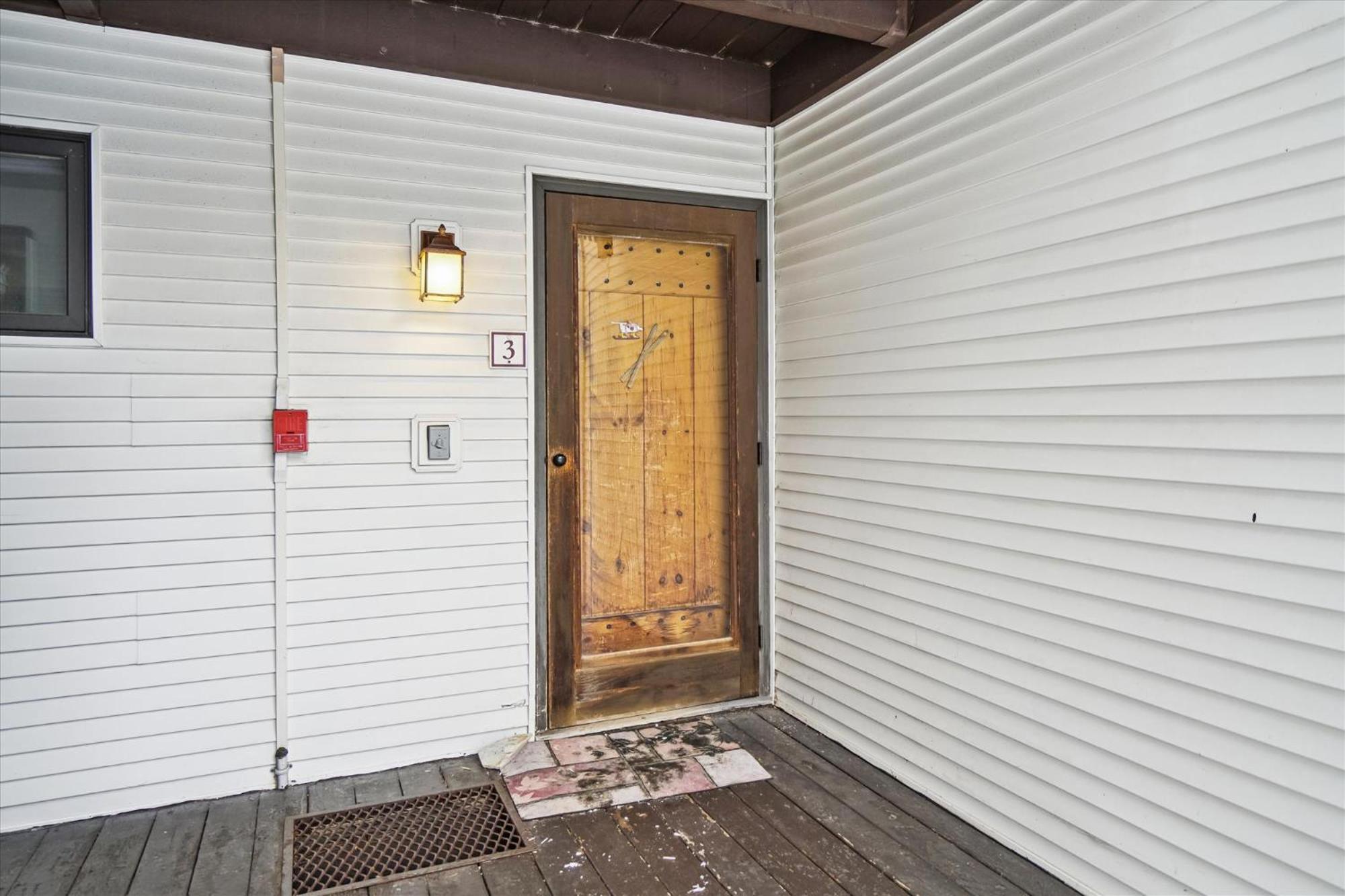 Ski on ski off, conveniently located, 2 bedroom condo with beautiful views, access to indoor pool Sunrise B3