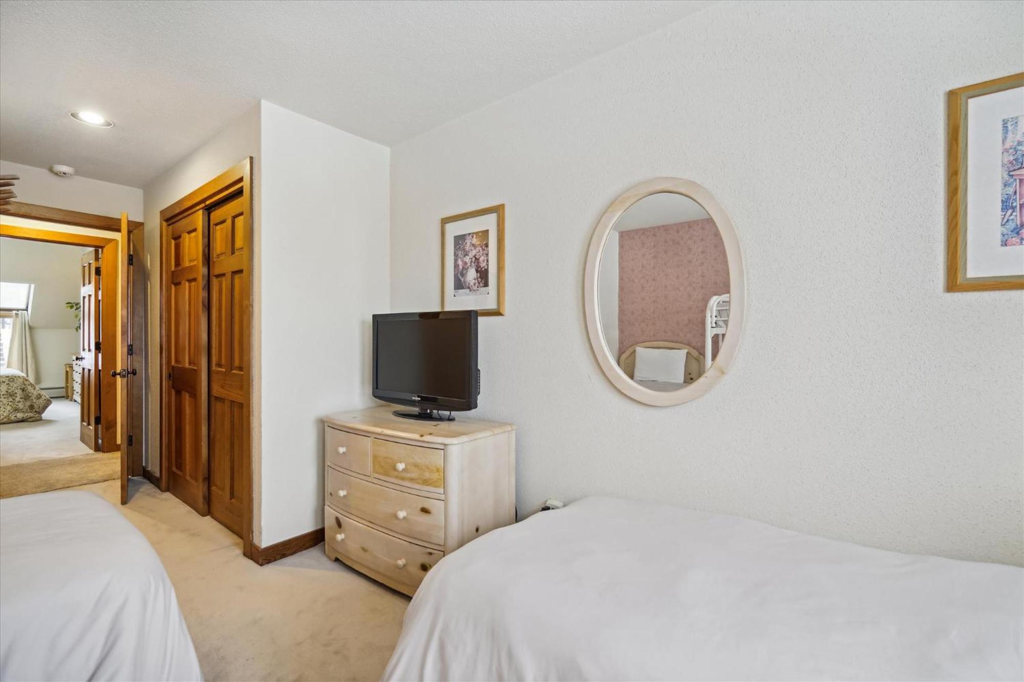 Ski on ski off, conveniently located, 2 bedroom condo with beautiful views, access to indoor pool Sunrise B3